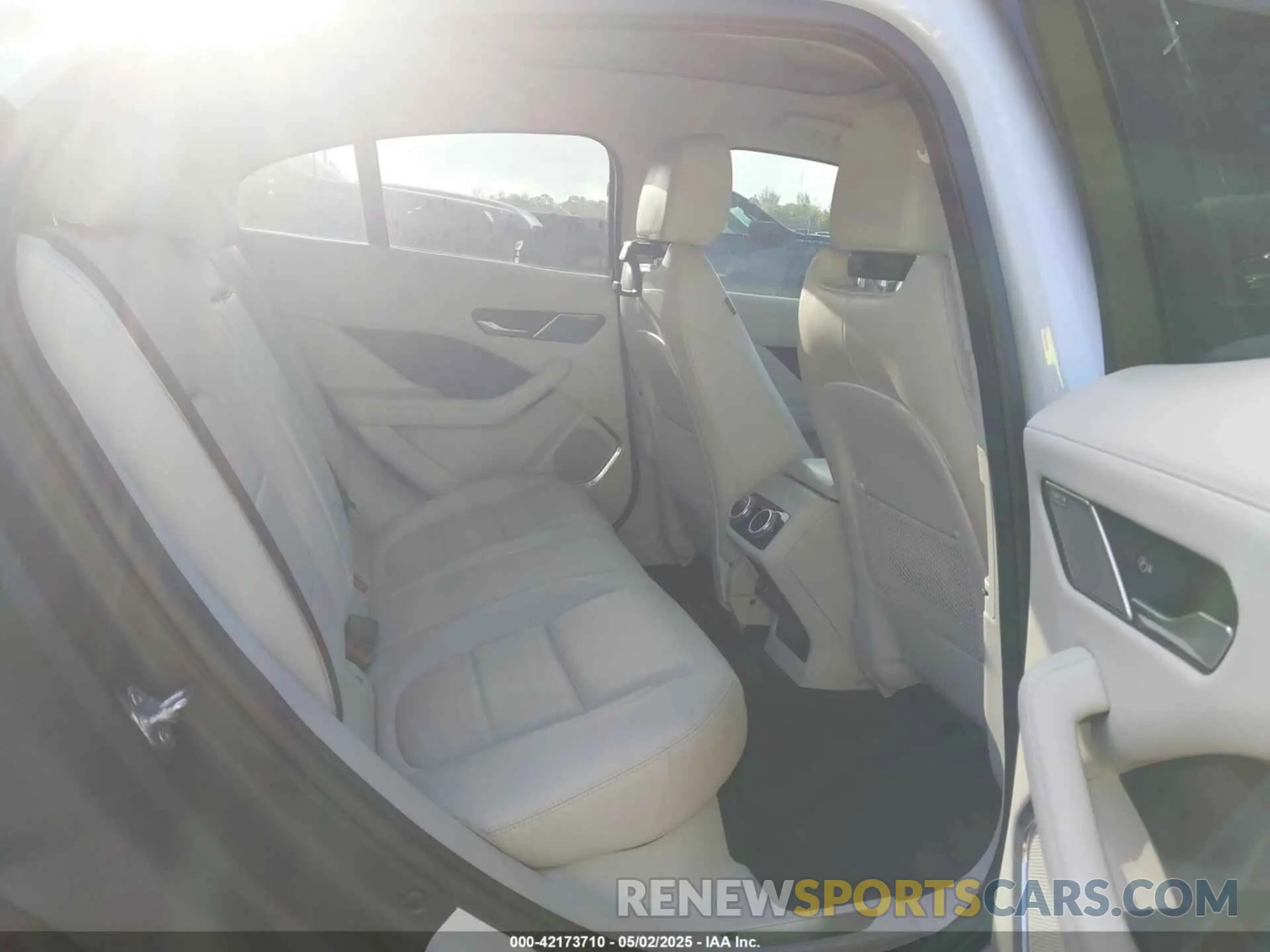 8 Photograph of a damaged car SADHD2S15N1622382 JAGUAR I-PACE 2022