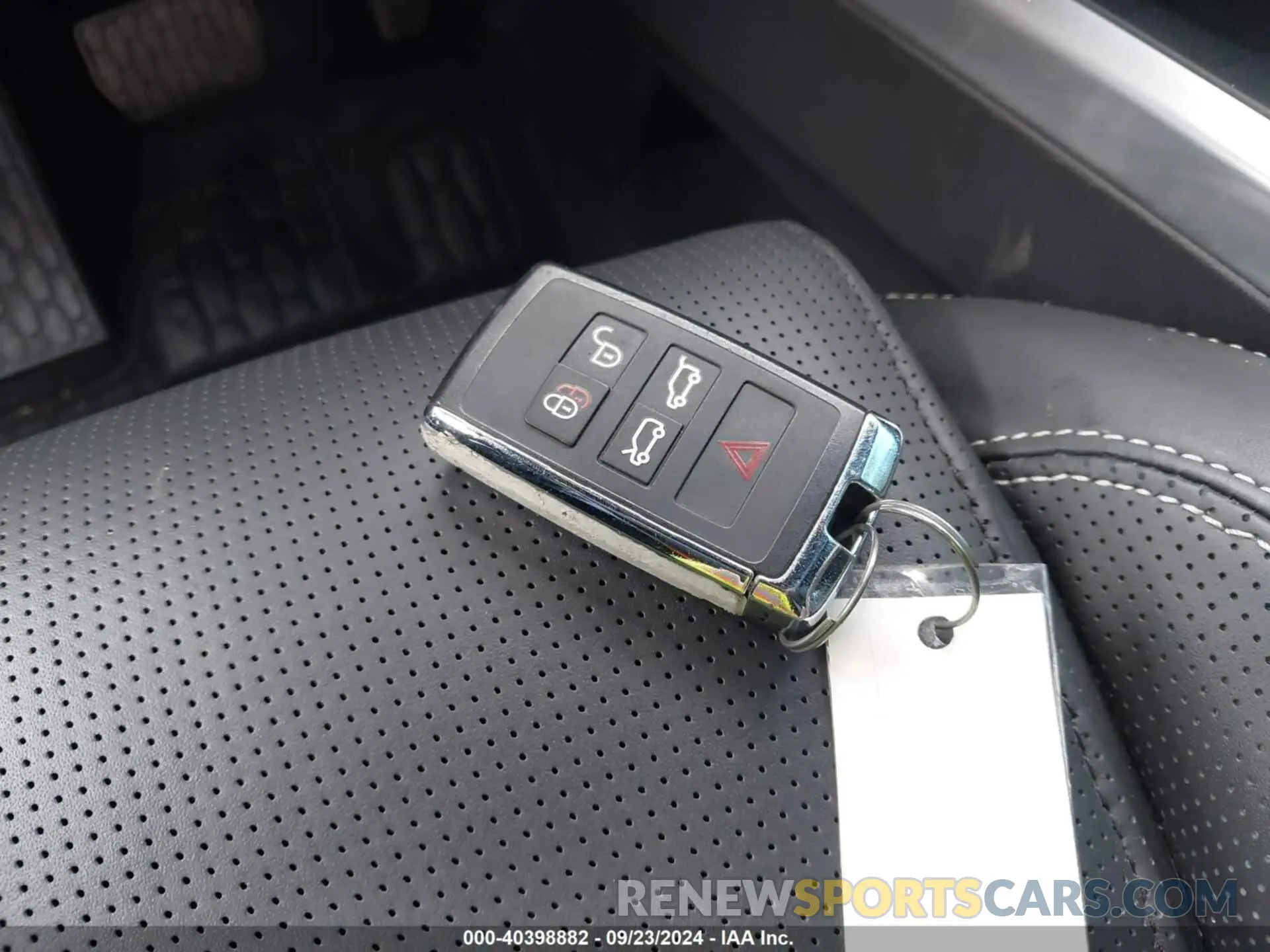 11 Photograph of a damaged car SADHD2S16N1623993 JAGUAR I-PACE 2022
