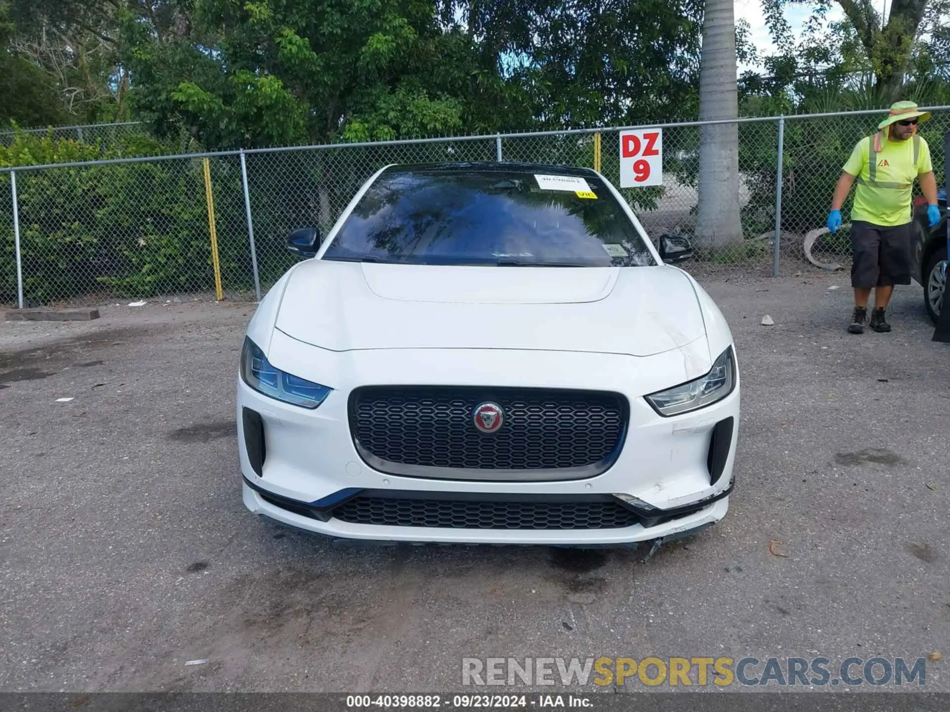 12 Photograph of a damaged car SADHD2S16N1623993 JAGUAR I-PACE 2022