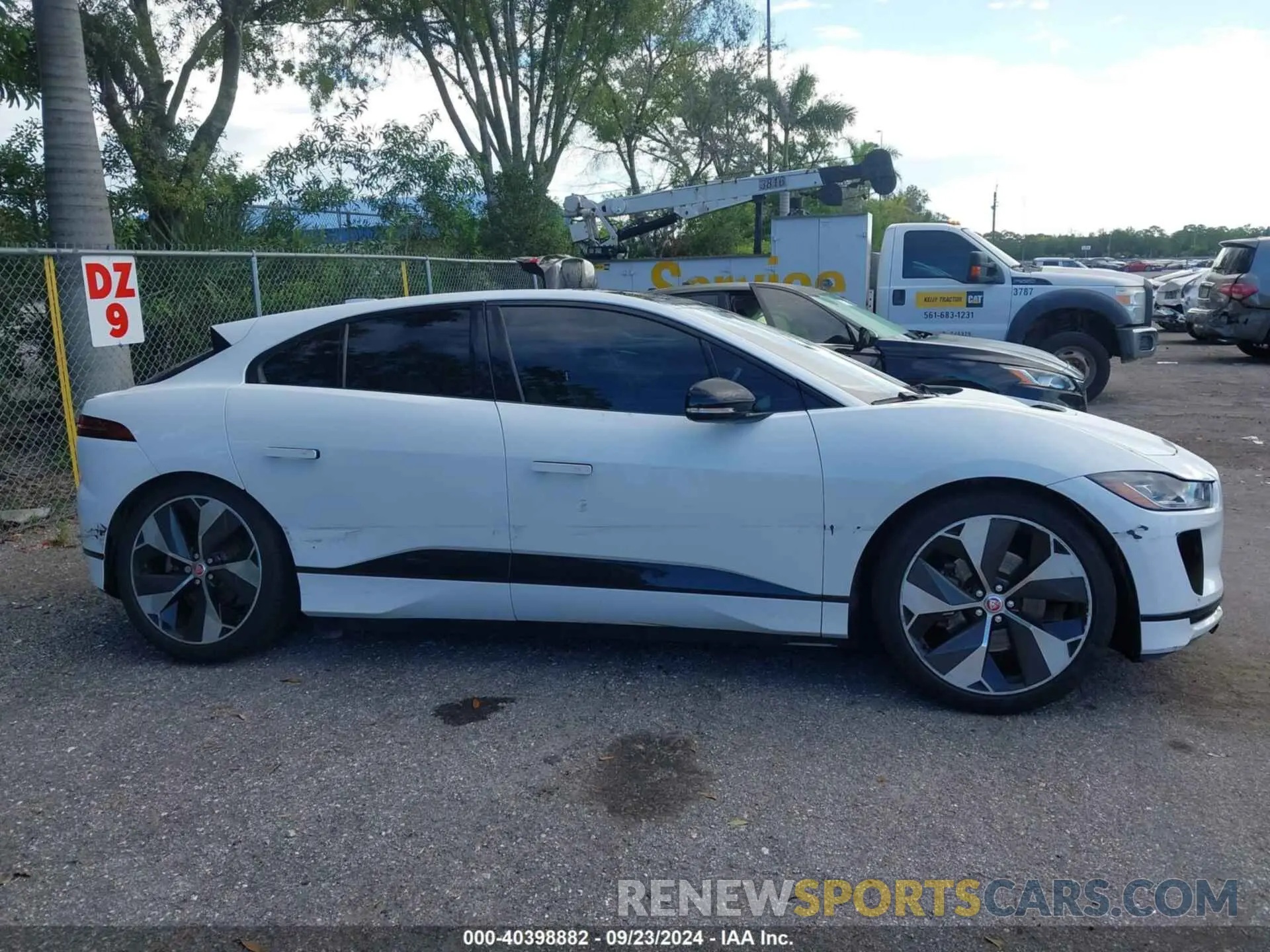 13 Photograph of a damaged car SADHD2S16N1623993 JAGUAR I-PACE 2022