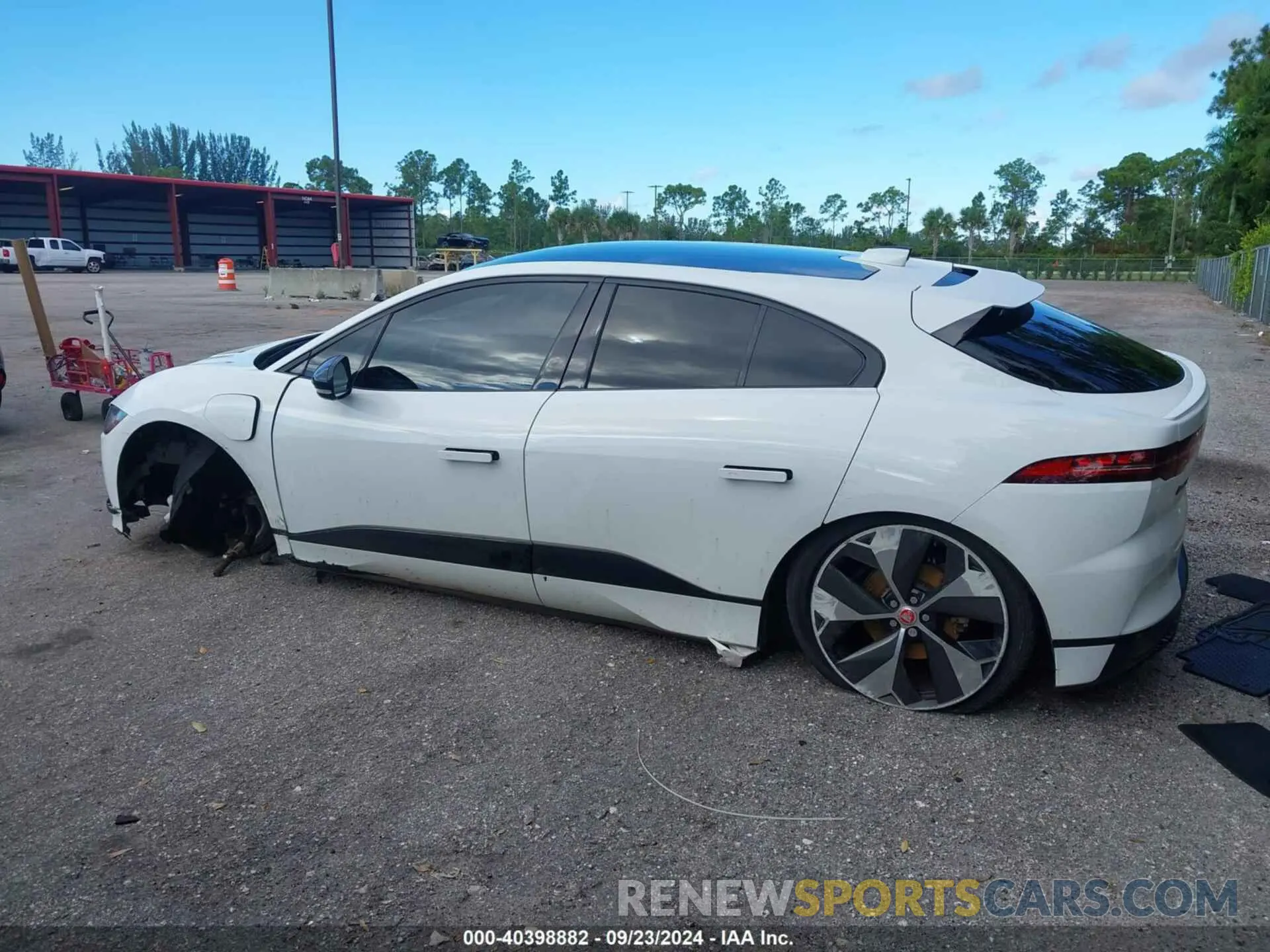 14 Photograph of a damaged car SADHD2S16N1623993 JAGUAR I-PACE 2022