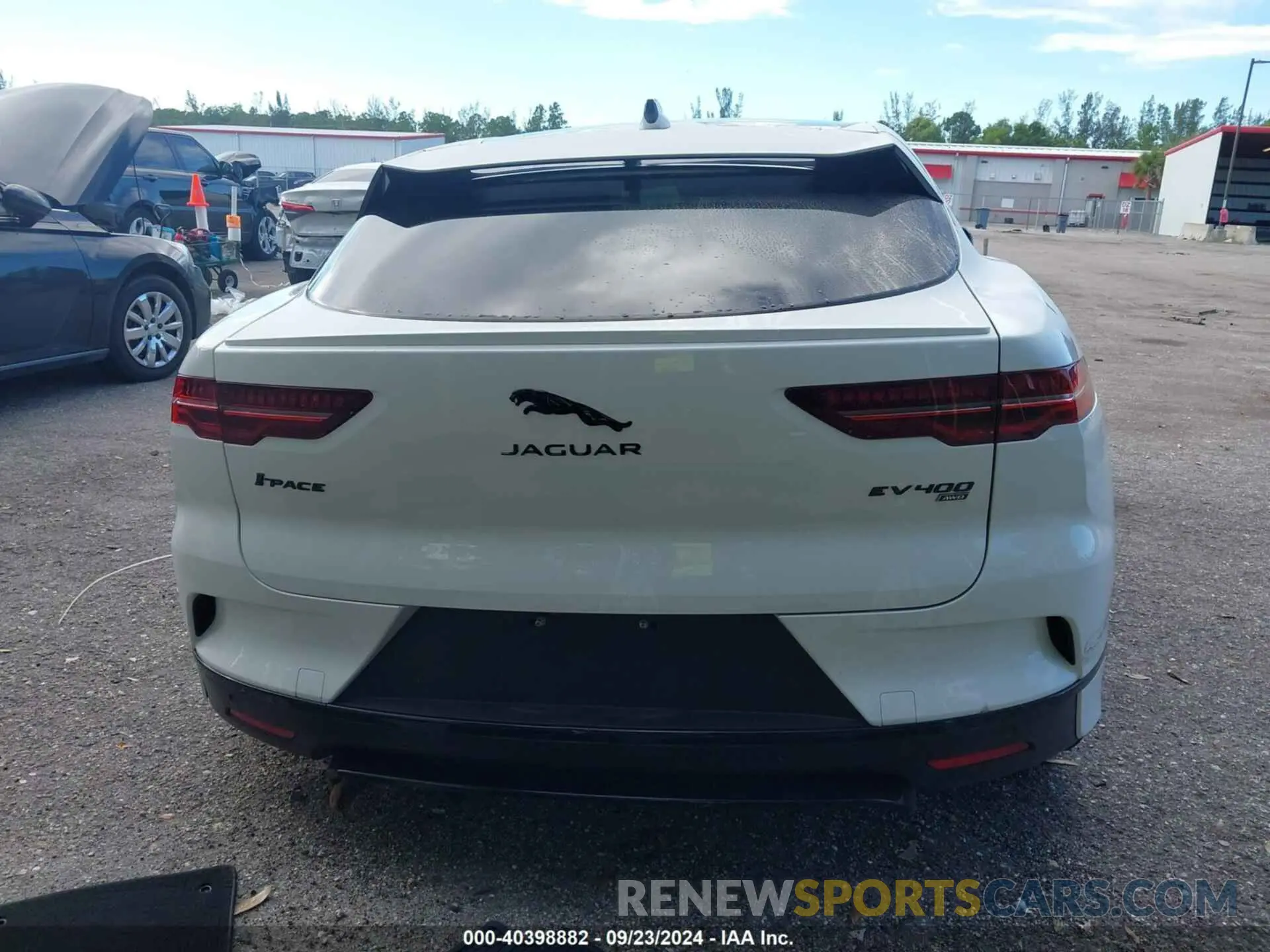 16 Photograph of a damaged car SADHD2S16N1623993 JAGUAR I-PACE 2022