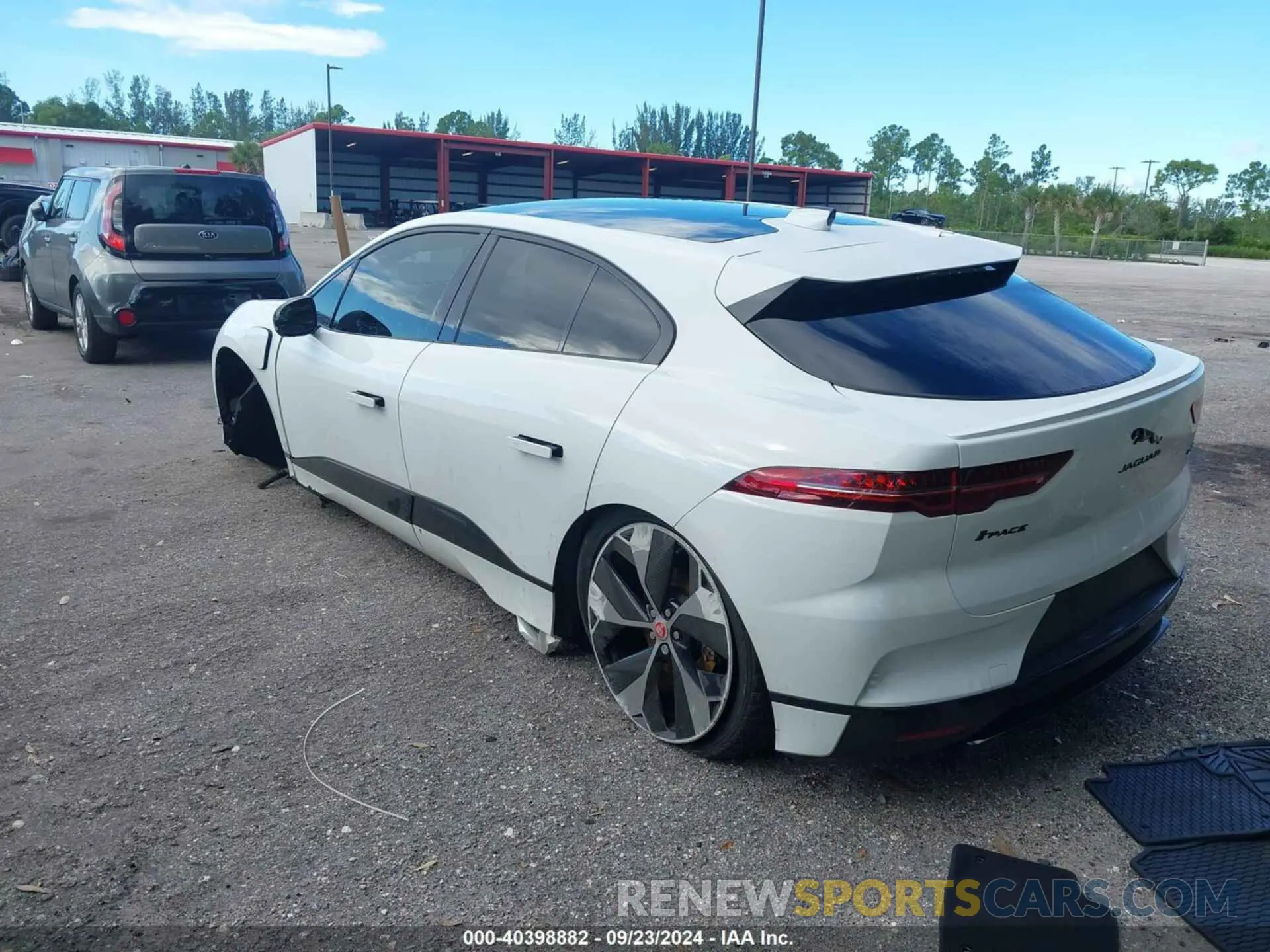 3 Photograph of a damaged car SADHD2S16N1623993 JAGUAR I-PACE 2022