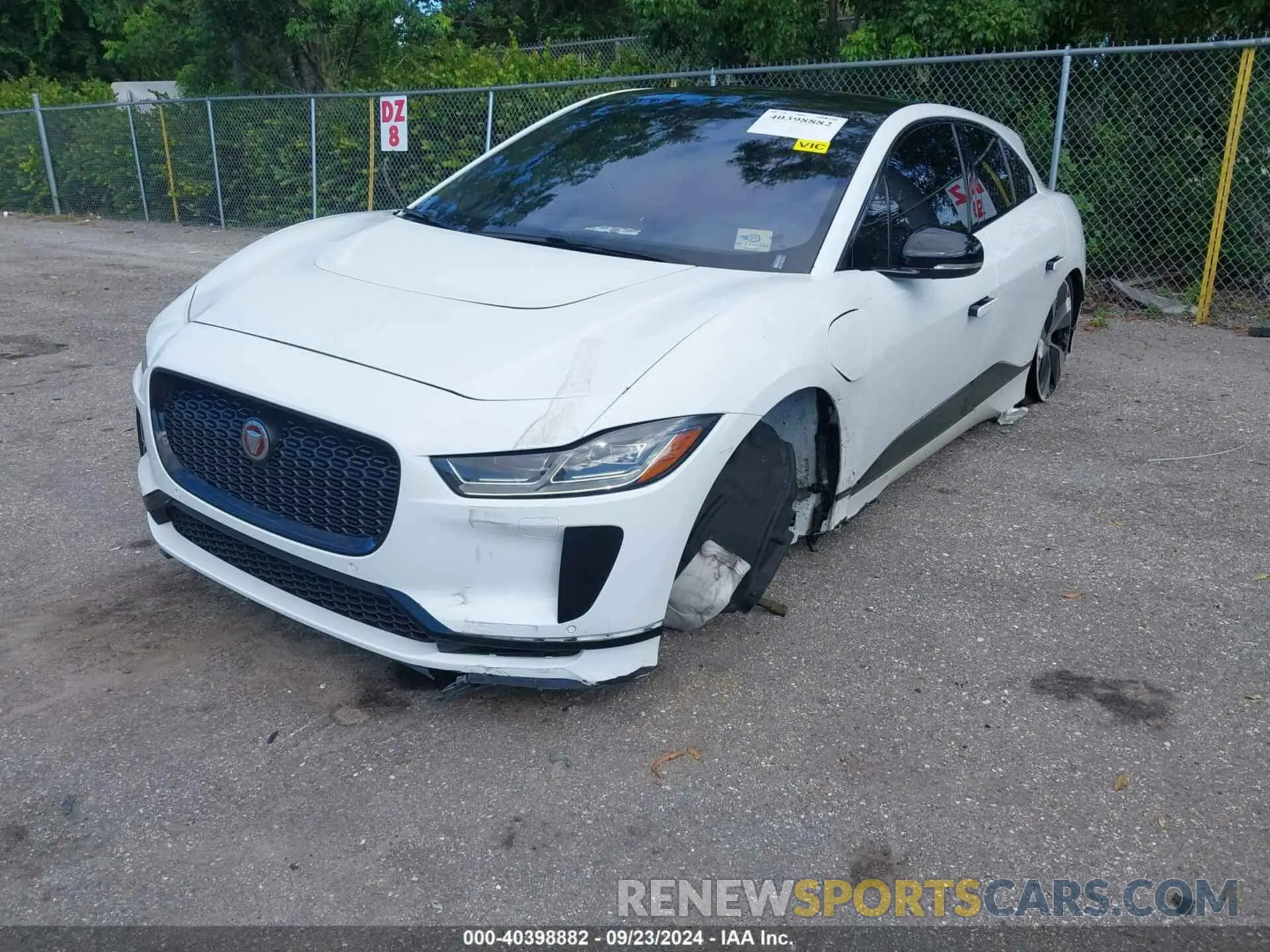 6 Photograph of a damaged car SADHD2S16N1623993 JAGUAR I-PACE 2022