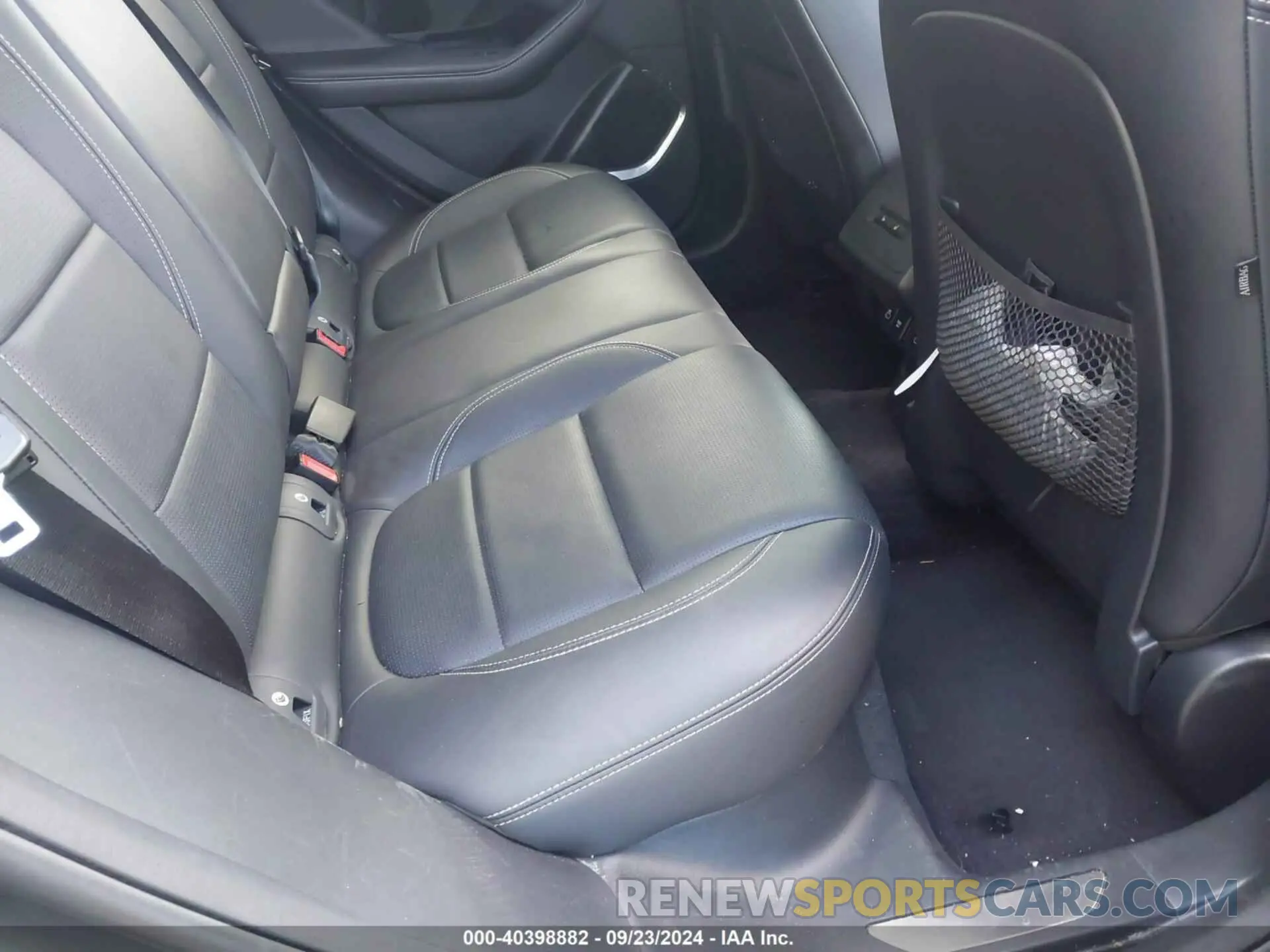 8 Photograph of a damaged car SADHD2S16N1623993 JAGUAR I-PACE 2022