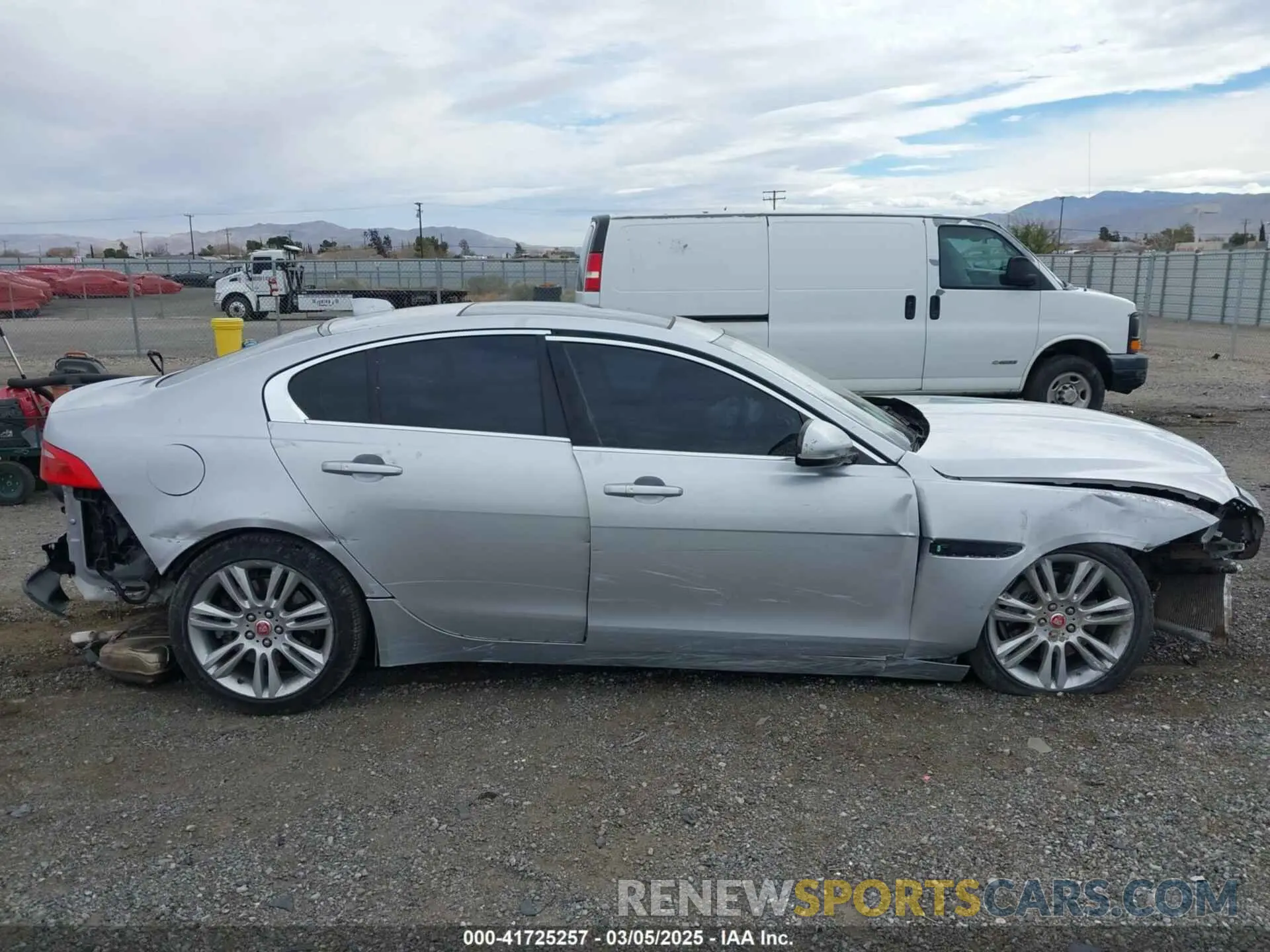 14 Фотография поврежденного автомобиля SAJAD4FX3KCP50256 JAGUAR XE 2019