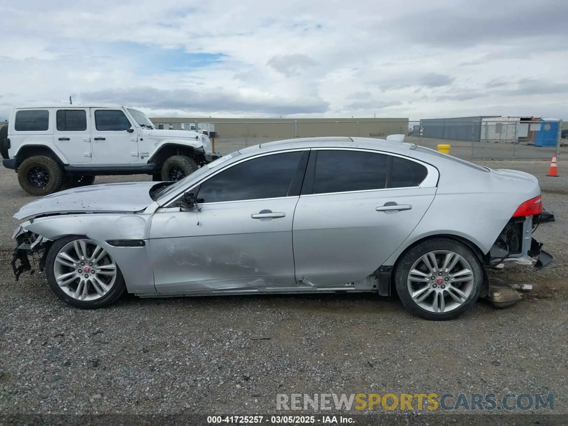 15 Фотография поврежденного автомобиля SAJAD4FX3KCP50256 JAGUAR XE 2019