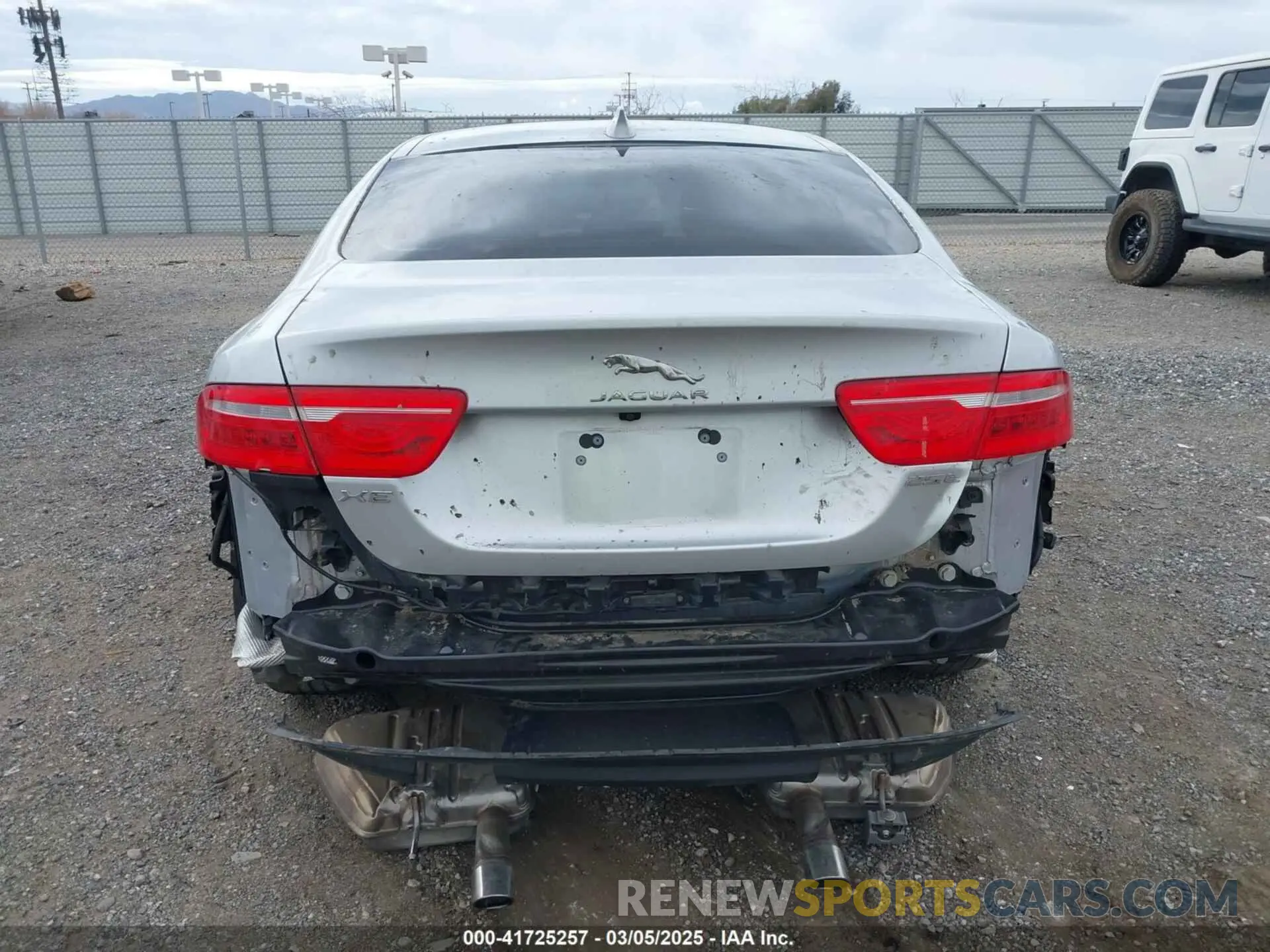 17 Фотография поврежденного автомобиля SAJAD4FX3KCP50256 JAGUAR XE 2019