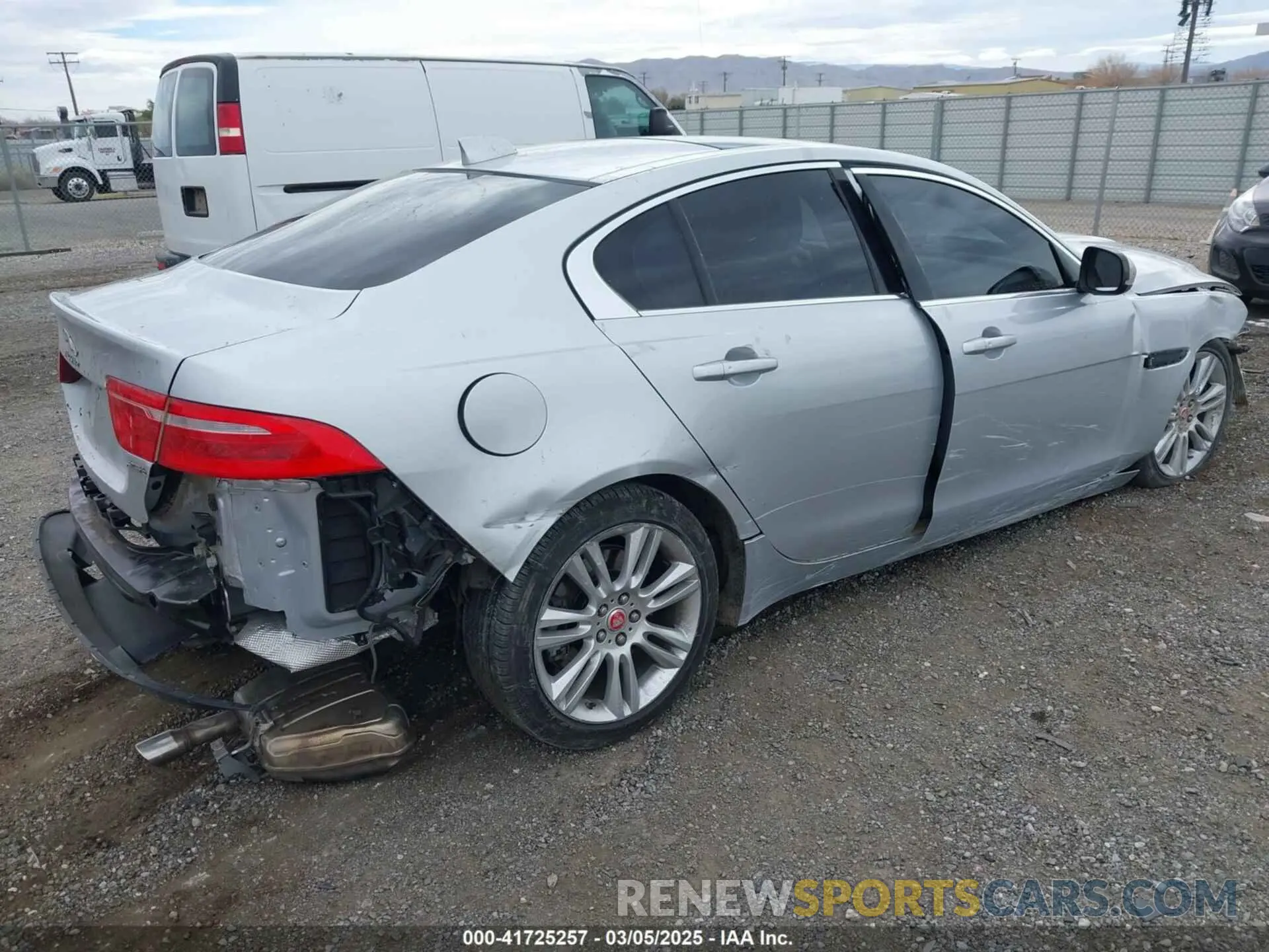 4 Фотография поврежденного автомобиля SAJAD4FX3KCP50256 JAGUAR XE 2019