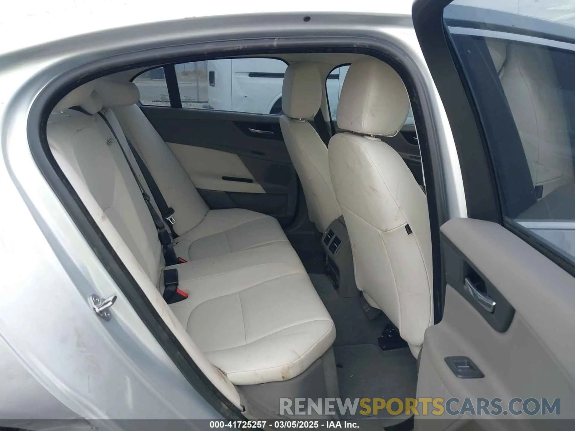 8 Фотография поврежденного автомобиля SAJAD4FX3KCP50256 JAGUAR XE 2019