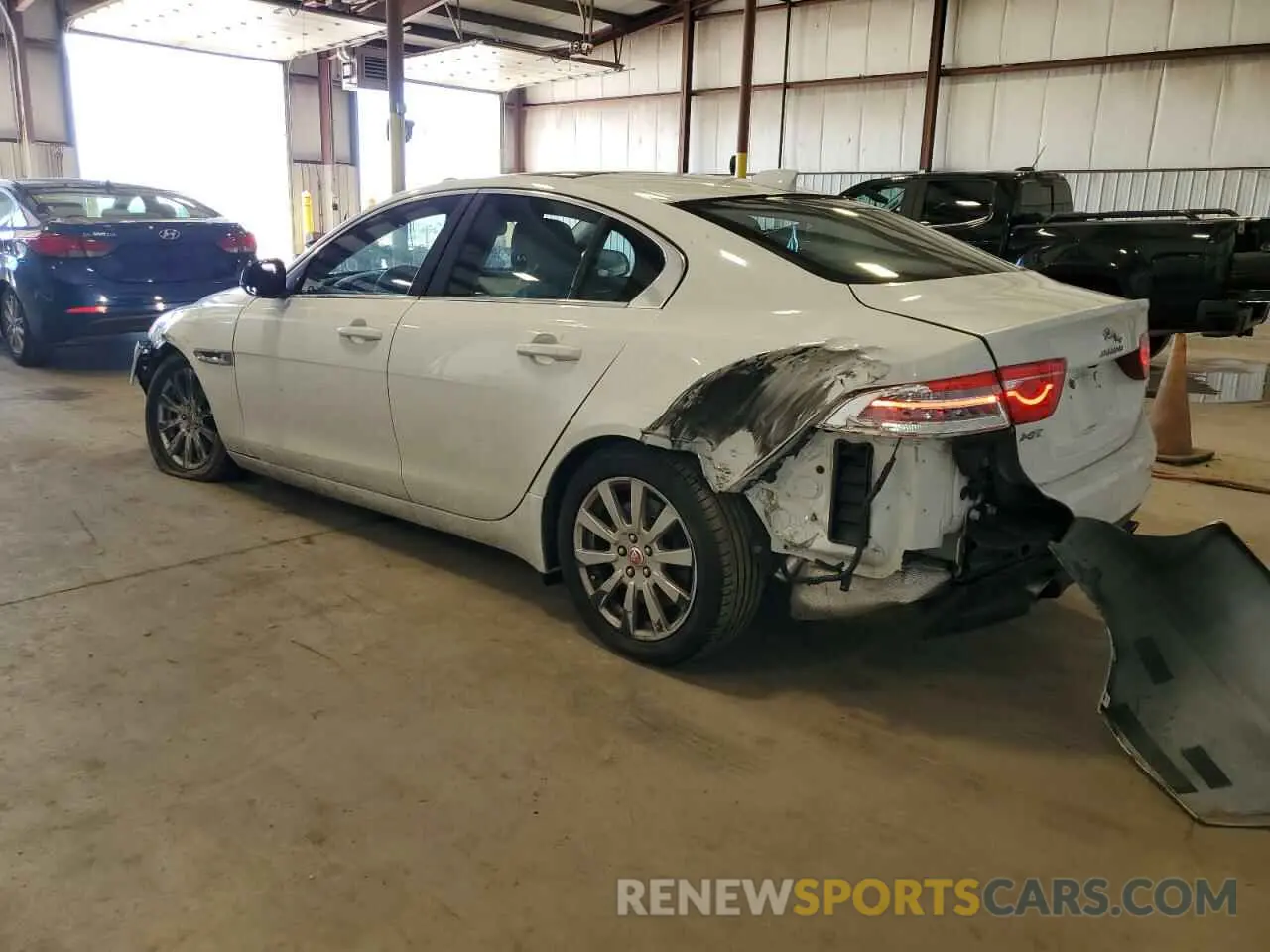 2 Фотография поврежденного автомобиля SAJAR4FX3KCP48279 JAGUAR XE 2019