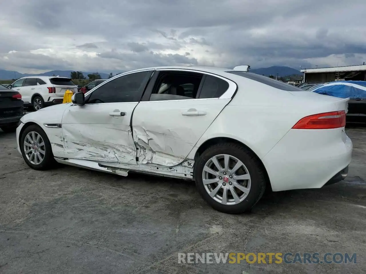 2 Фотография поврежденного автомобиля SAJAR4FX3KCP49951 JAGUAR XE 2019