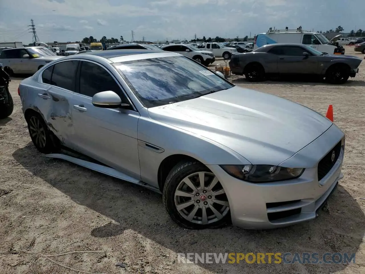 4 Фотография поврежденного автомобиля SAJAR4FX9KCP48304 JAGUAR XE 2019