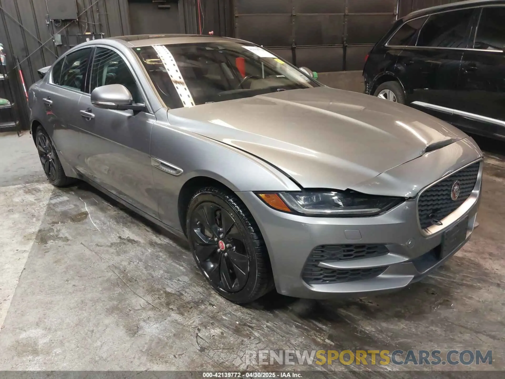 1 Фотография поврежденного автомобиля SAJAJ4FX3LCP58609 JAGUAR XE 2020