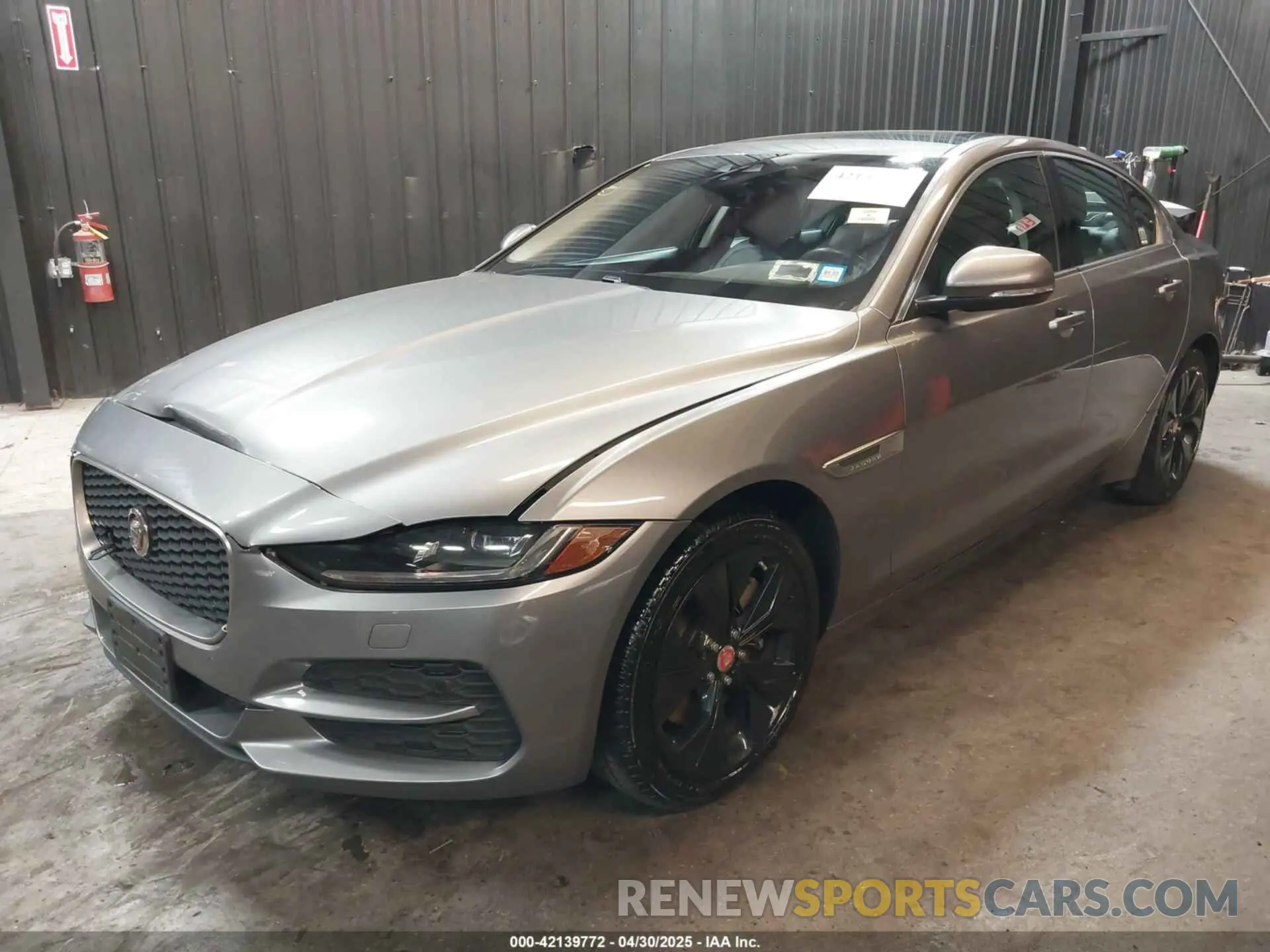 2 Фотография поврежденного автомобиля SAJAJ4FX3LCP58609 JAGUAR XE 2020