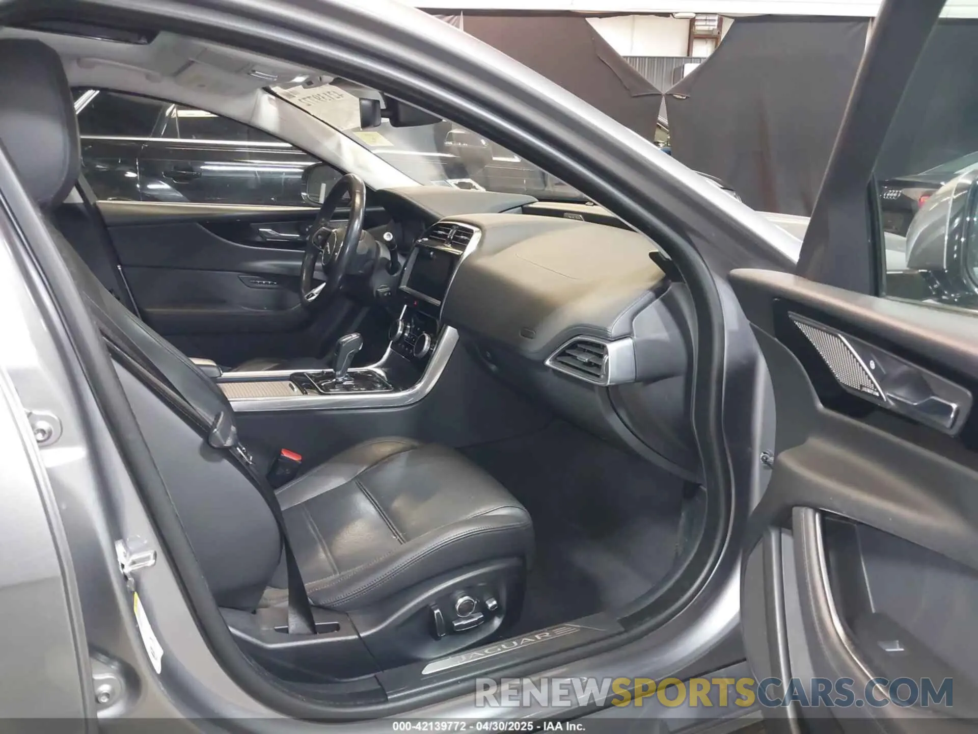 5 Фотография поврежденного автомобиля SAJAJ4FX3LCP58609 JAGUAR XE 2020