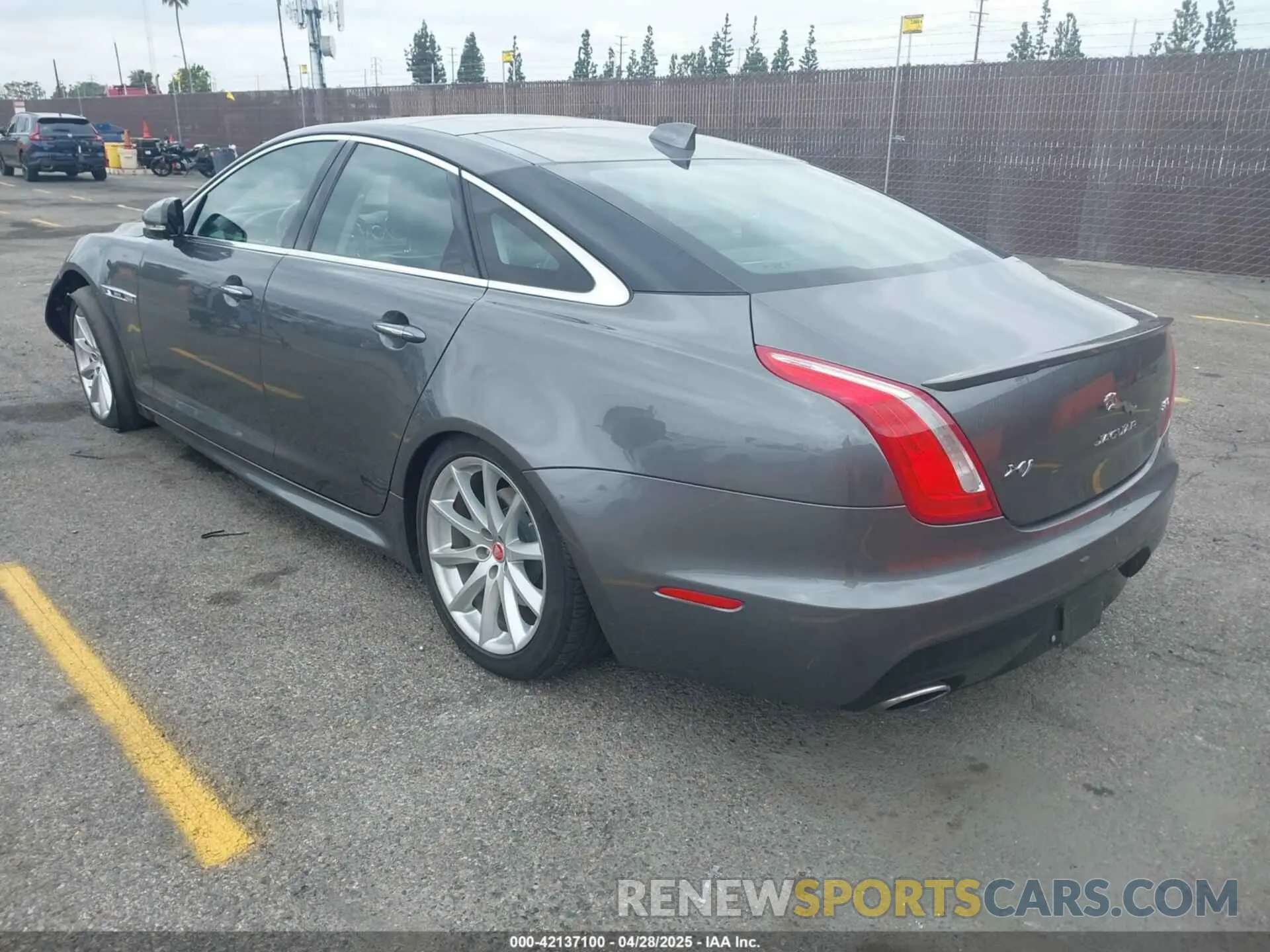 3 Фотография поврежденного автомобиля SAJWA1C70K8W18186 JAGUAR XJ 2019
