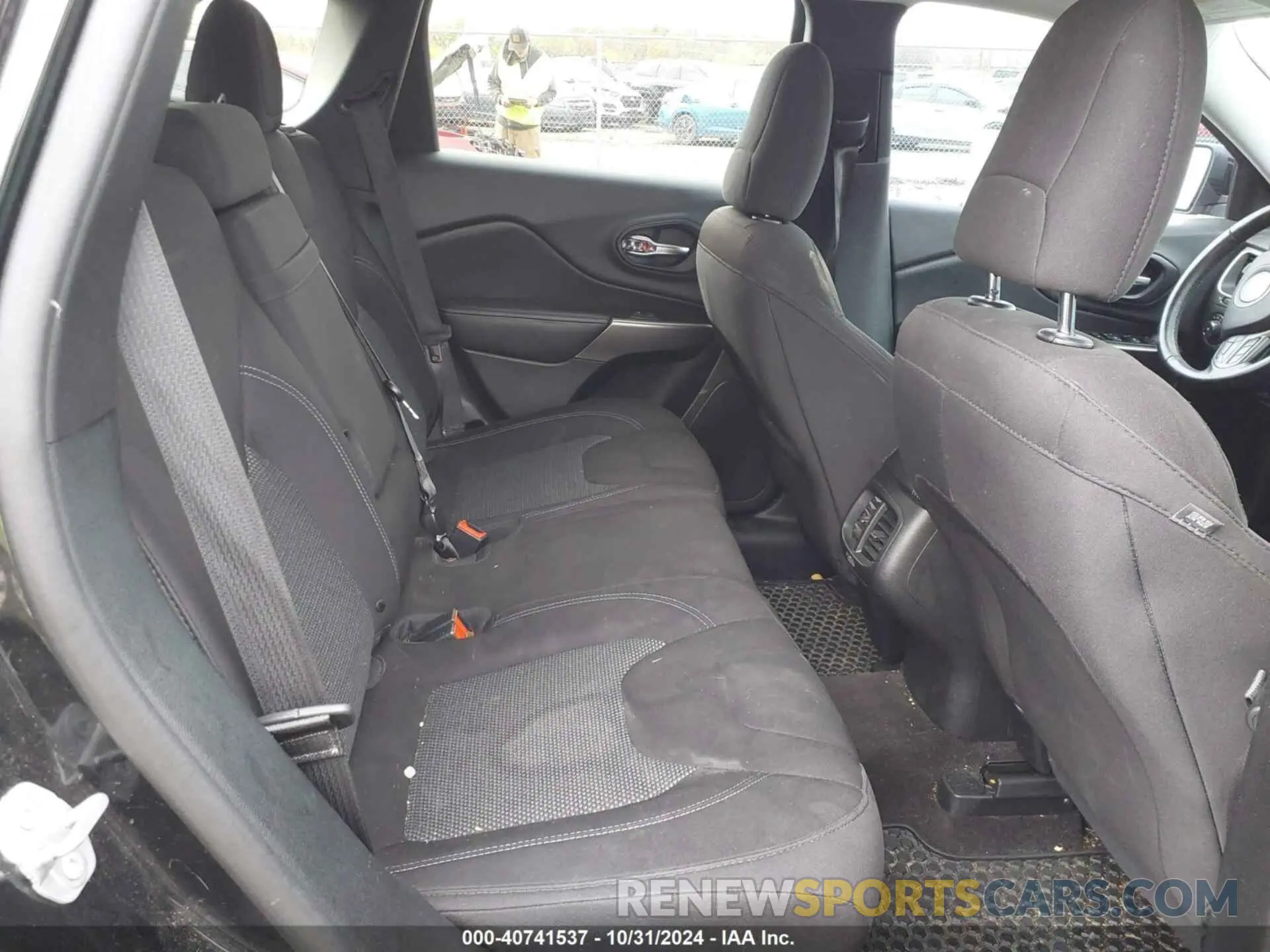 8 Фотография поврежденного автомобиля 1C4PJLCB0KD222477 JEEP CHEROKEE 2019