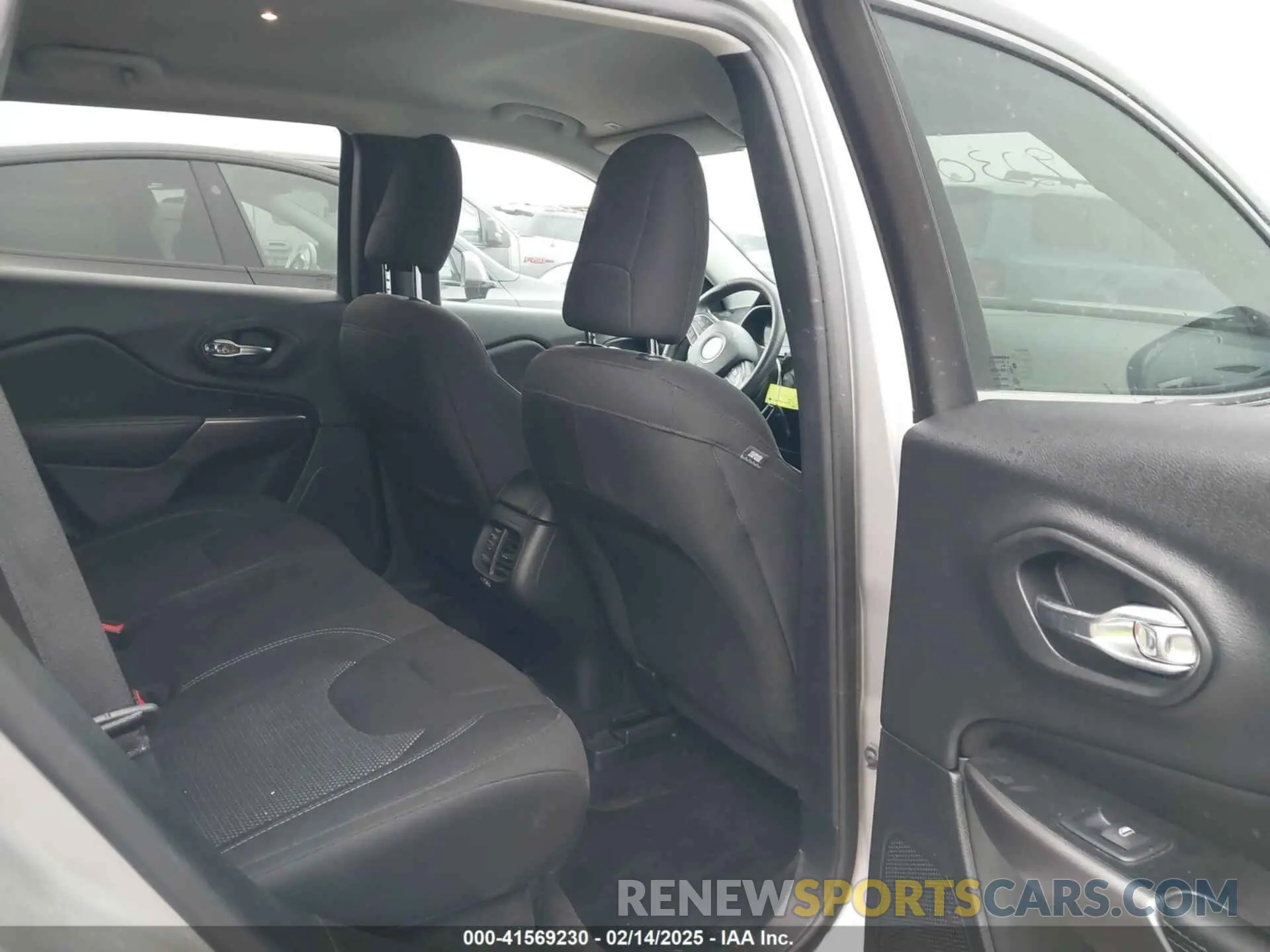 8 Photograph of a damaged car 1C4PJLCB0KD241773 JEEP CHEROKEE 2019