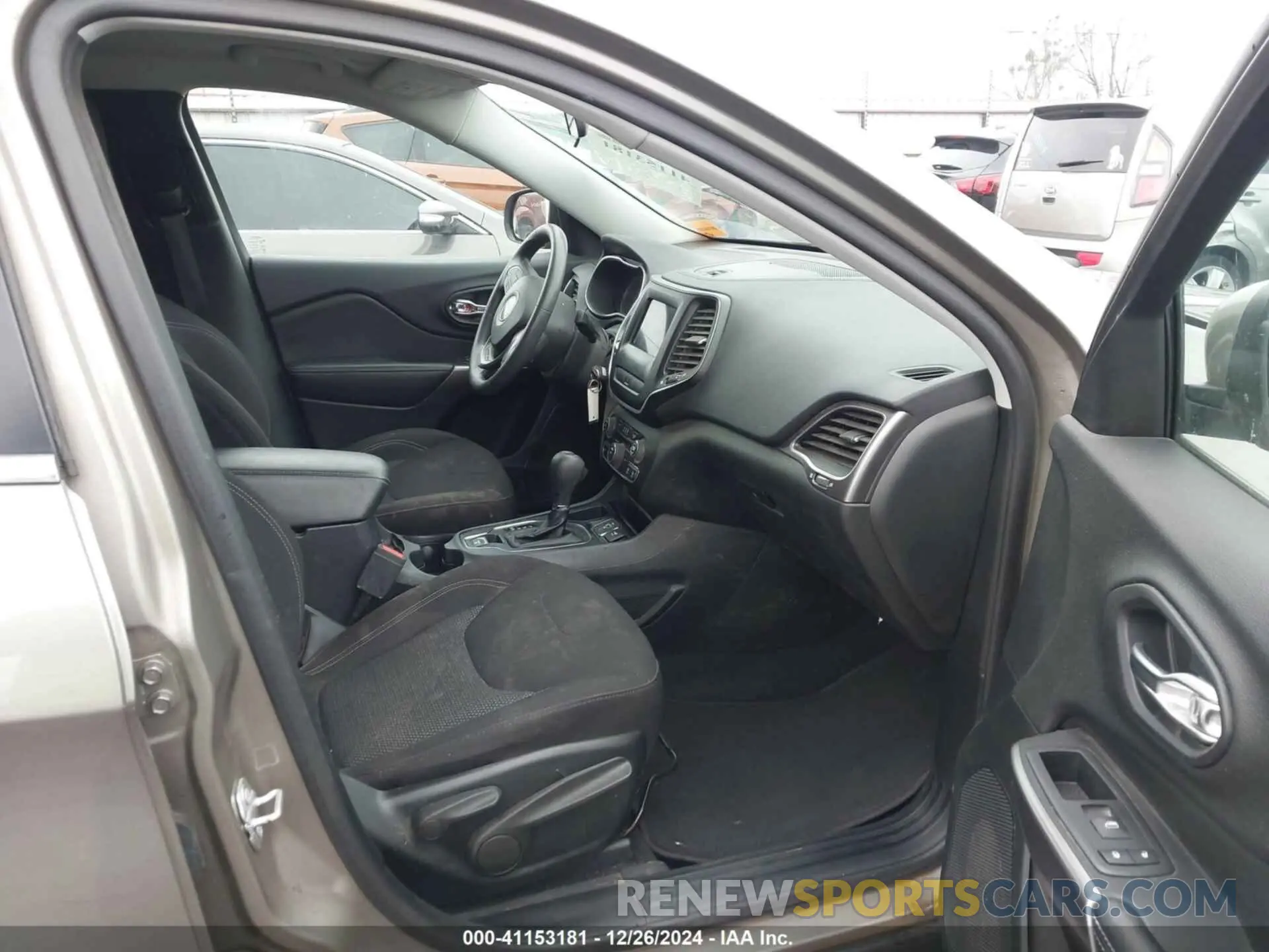 5 Фотография поврежденного автомобиля 1C4PJLCB0KD313331 JEEP CHEROKEE 2019