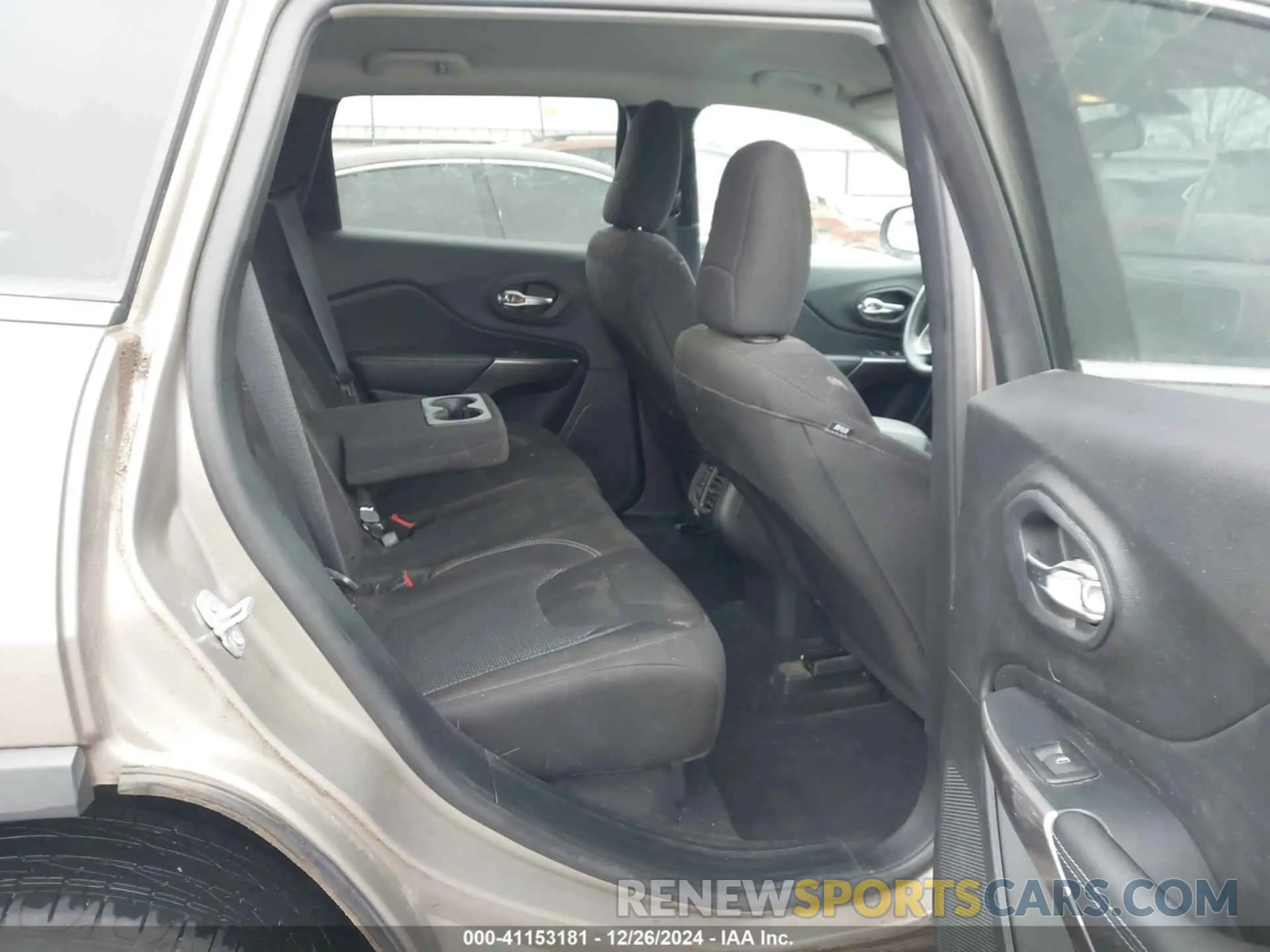 8 Фотография поврежденного автомобиля 1C4PJLCB0KD313331 JEEP CHEROKEE 2019