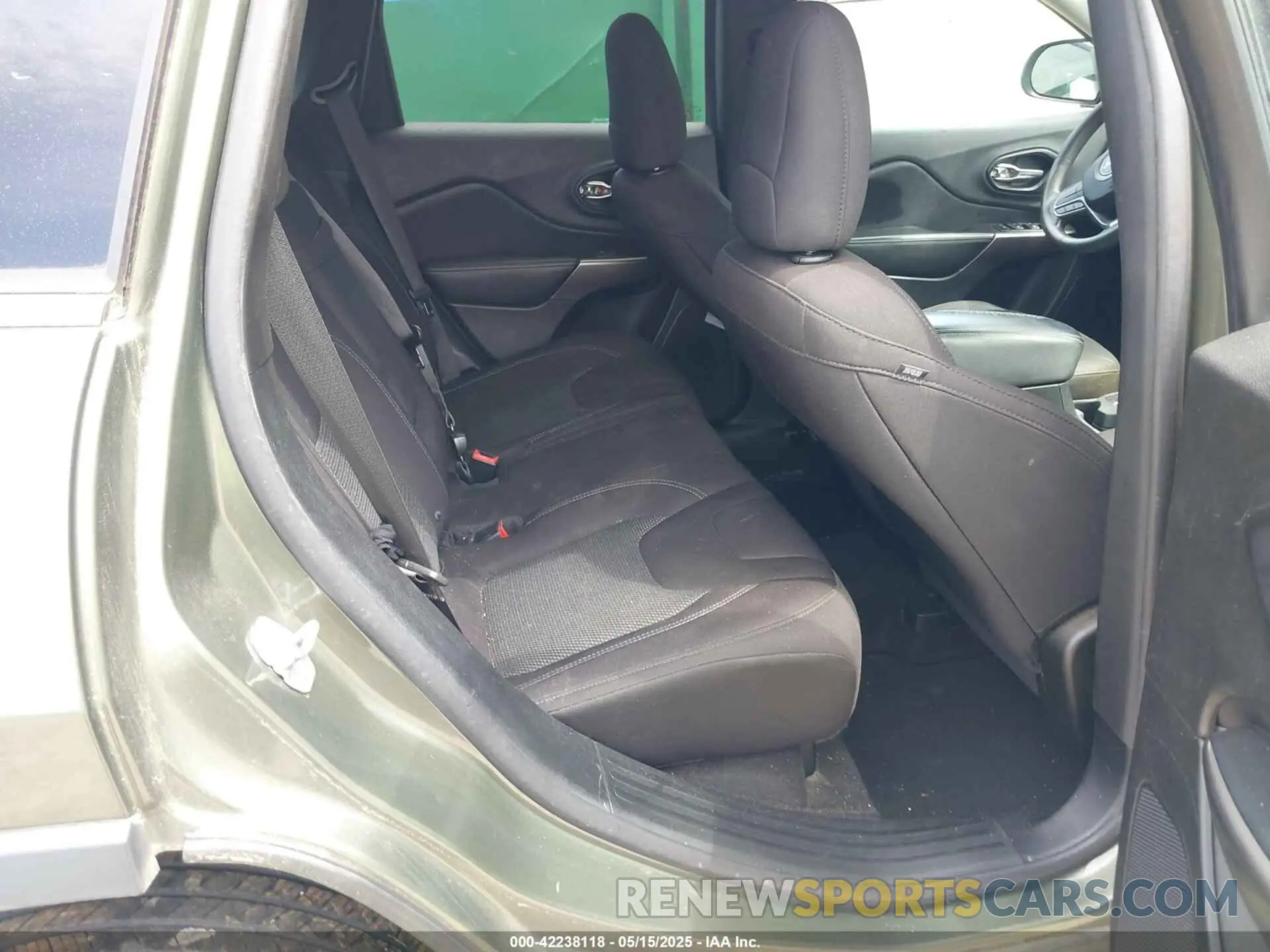 8 Фотография поврежденного автомобиля 1C4PJLCB0KD357703 JEEP CHEROKEE 2019