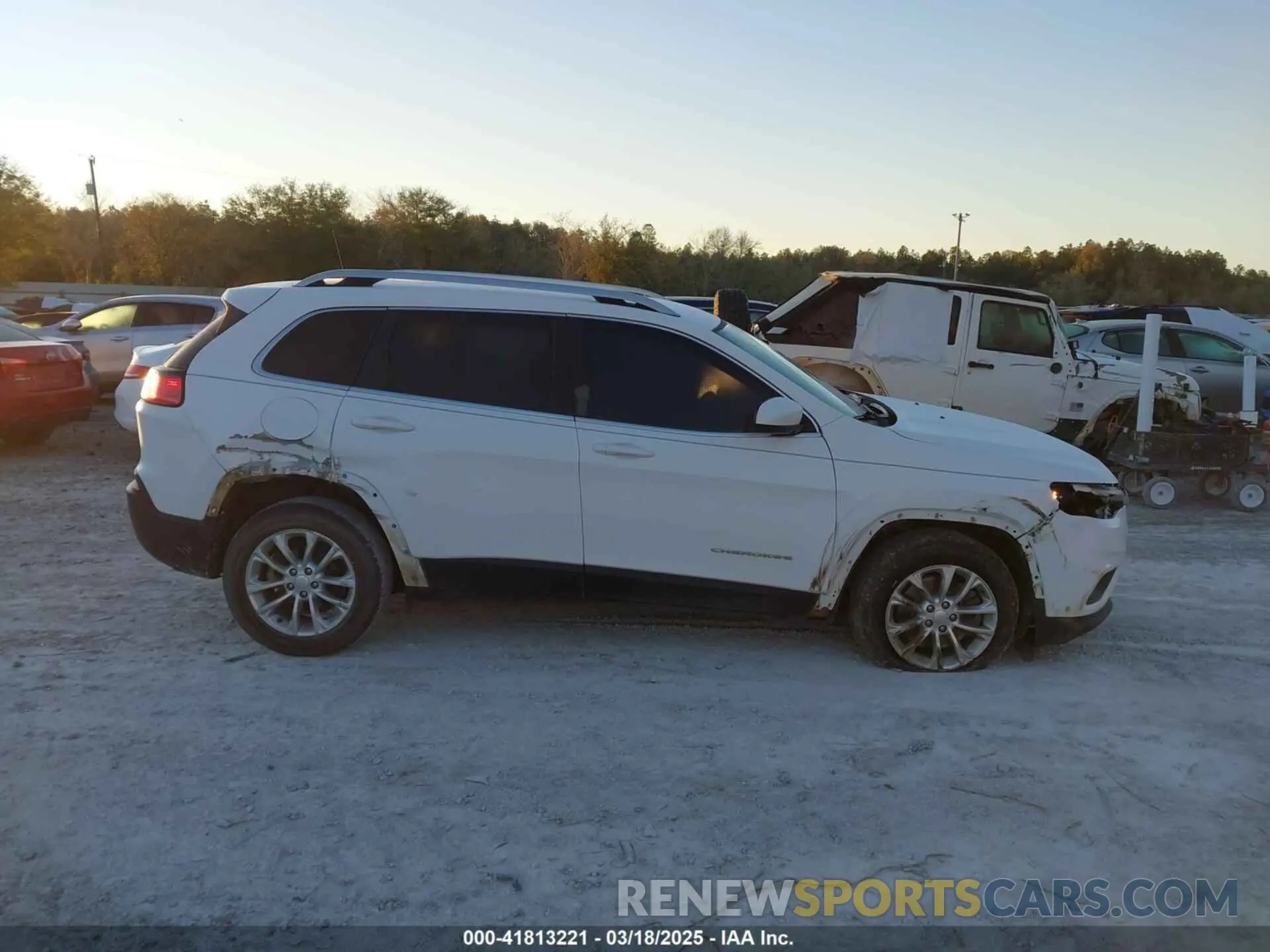 13 Фотография поврежденного автомобиля 1C4PJLCB1KD128463 JEEP CHEROKEE 2019