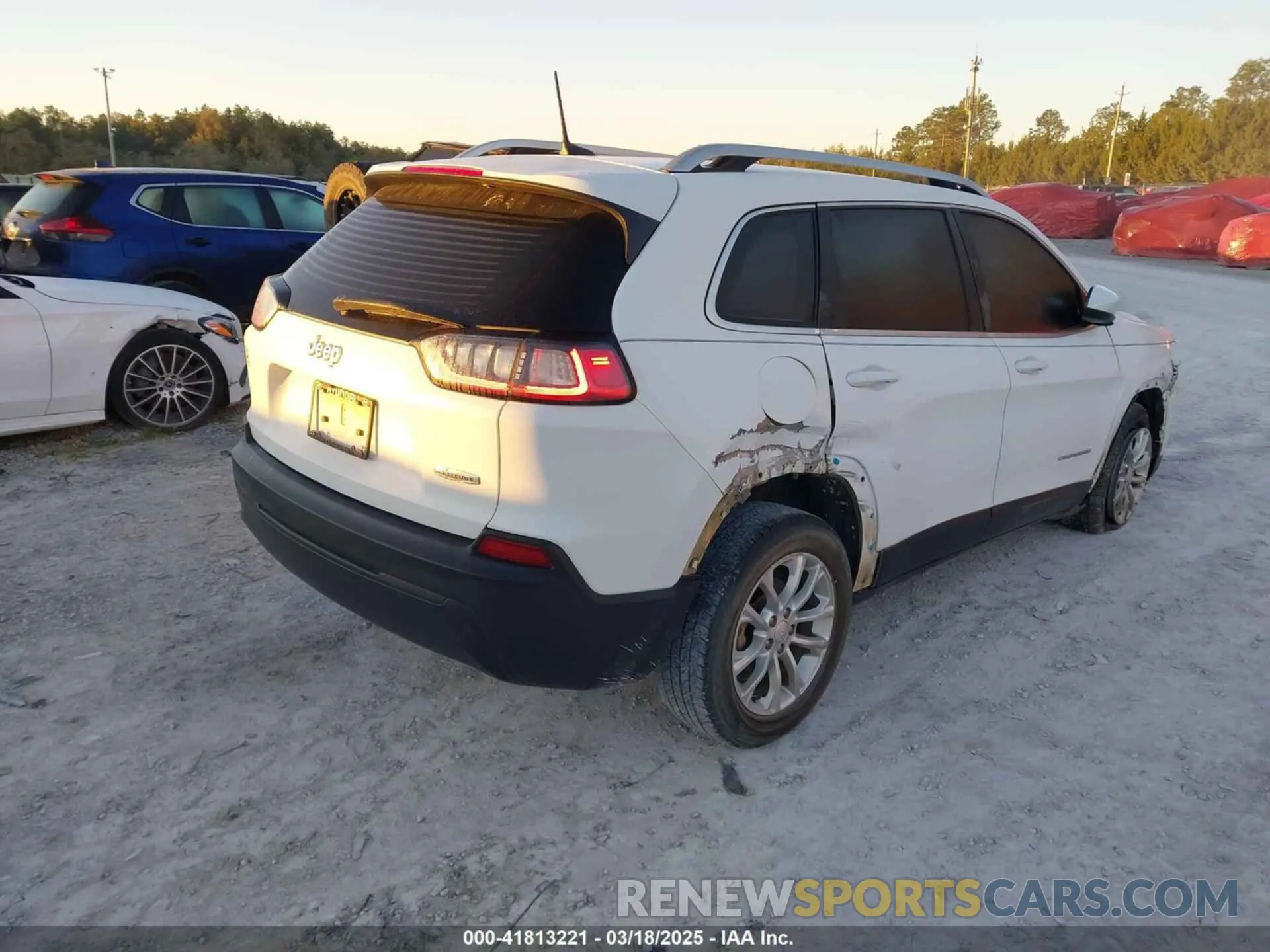 4 Фотография поврежденного автомобиля 1C4PJLCB1KD128463 JEEP CHEROKEE 2019