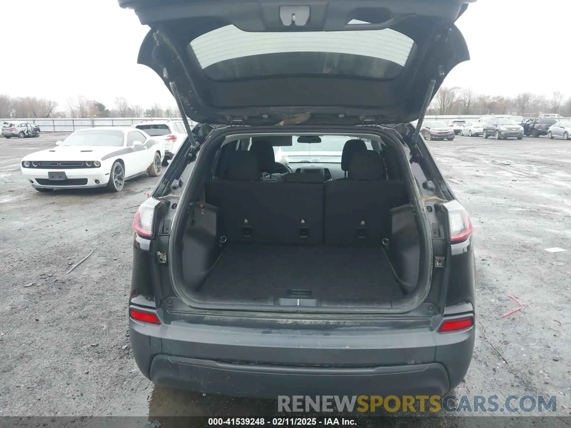 18 Photograph of a damaged car 1C4PJLCB1KD339906 JEEP CHEROKEE 2019