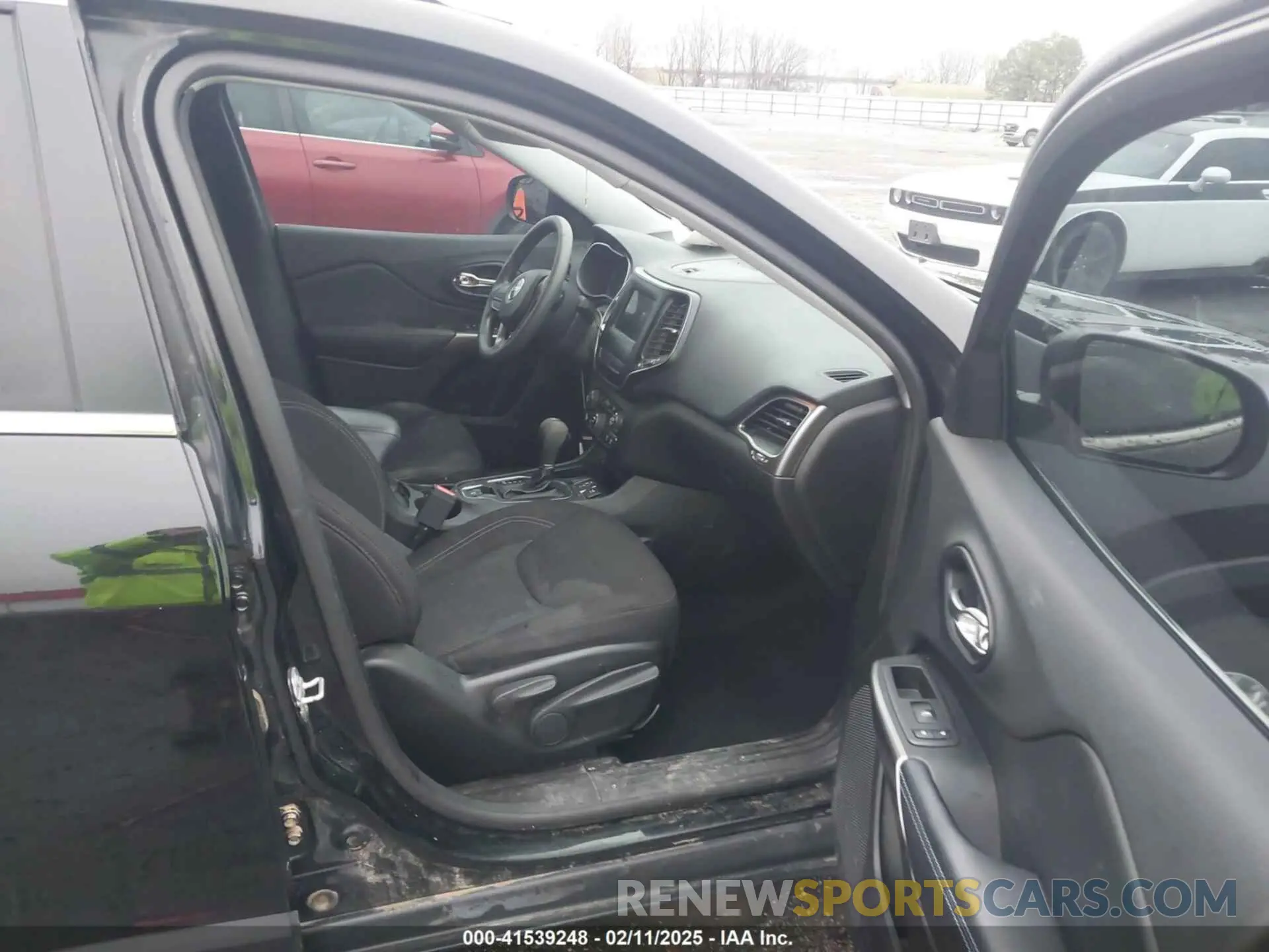 5 Photograph of a damaged car 1C4PJLCB1KD339906 JEEP CHEROKEE 2019