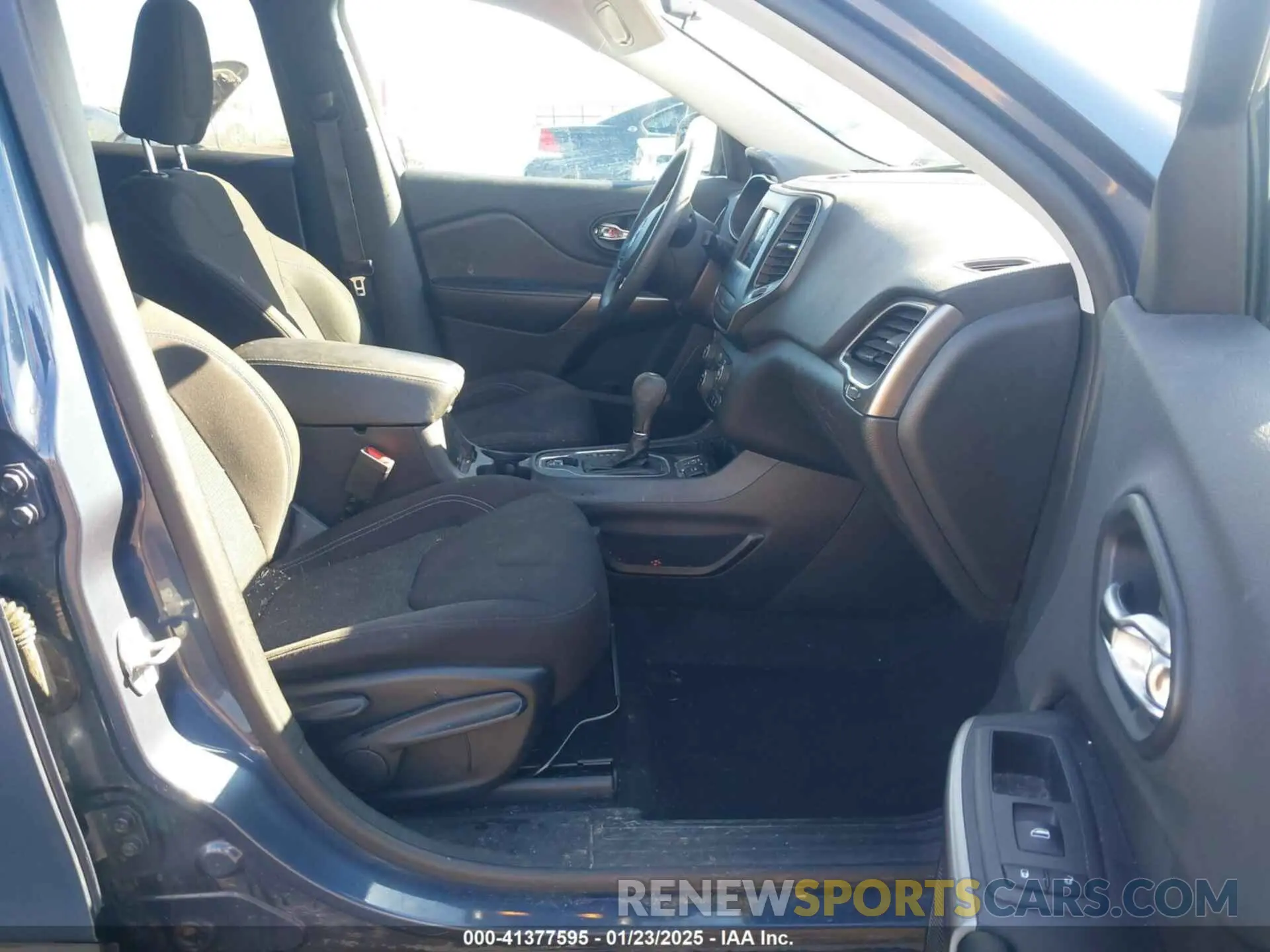 5 Photograph of a damaged car 1C4PJLCB1KD381721 JEEP CHEROKEE 2019