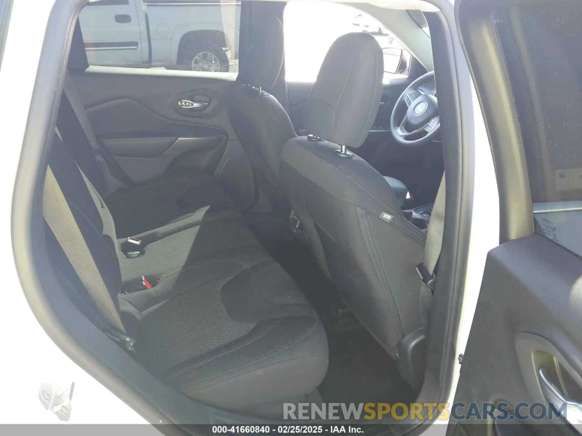 8 Фотография поврежденного автомобиля 1C4PJLCB1KD439150 JEEP CHEROKEE 2019