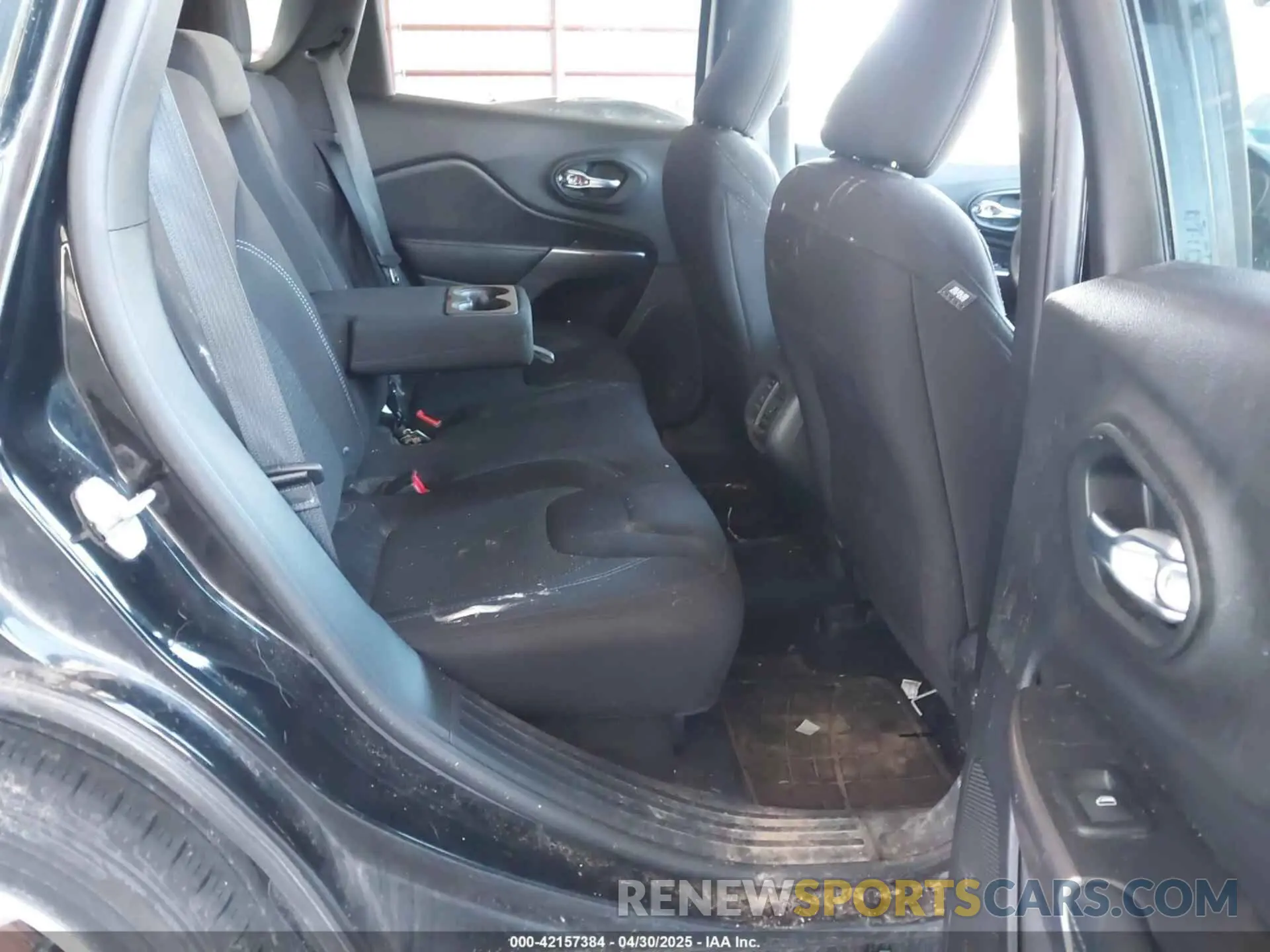 8 Photograph of a damaged car 1C4PJLCB1KD444428 JEEP CHEROKEE 2019