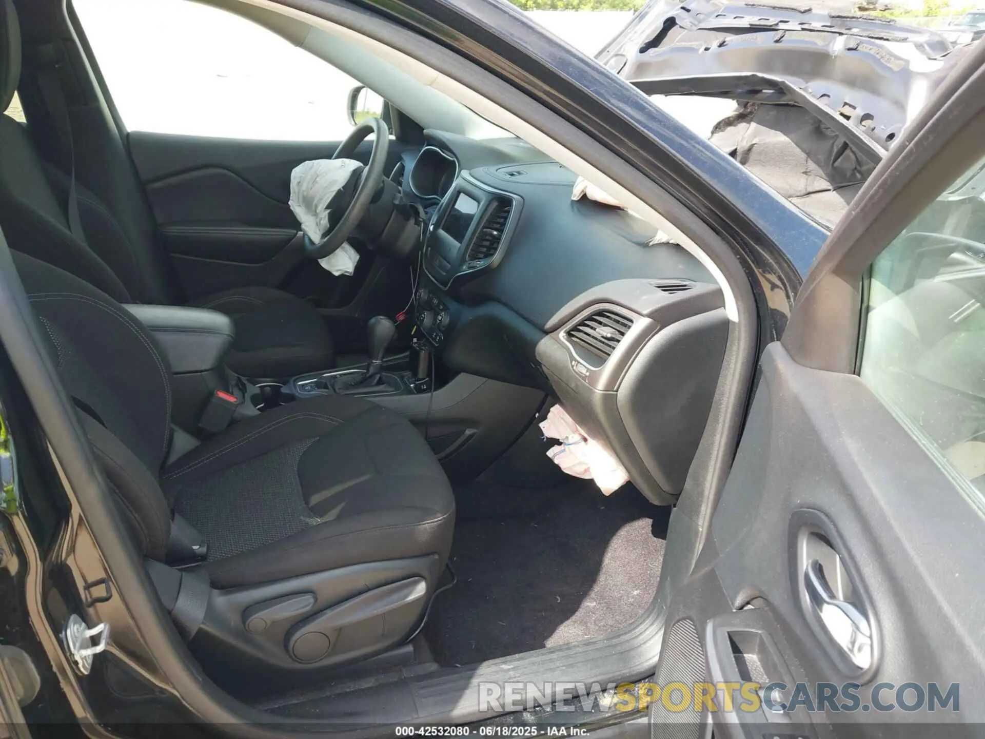 5 Фотография поврежденного автомобиля 1C4PJLCB2KD205941 JEEP CHEROKEE 2019