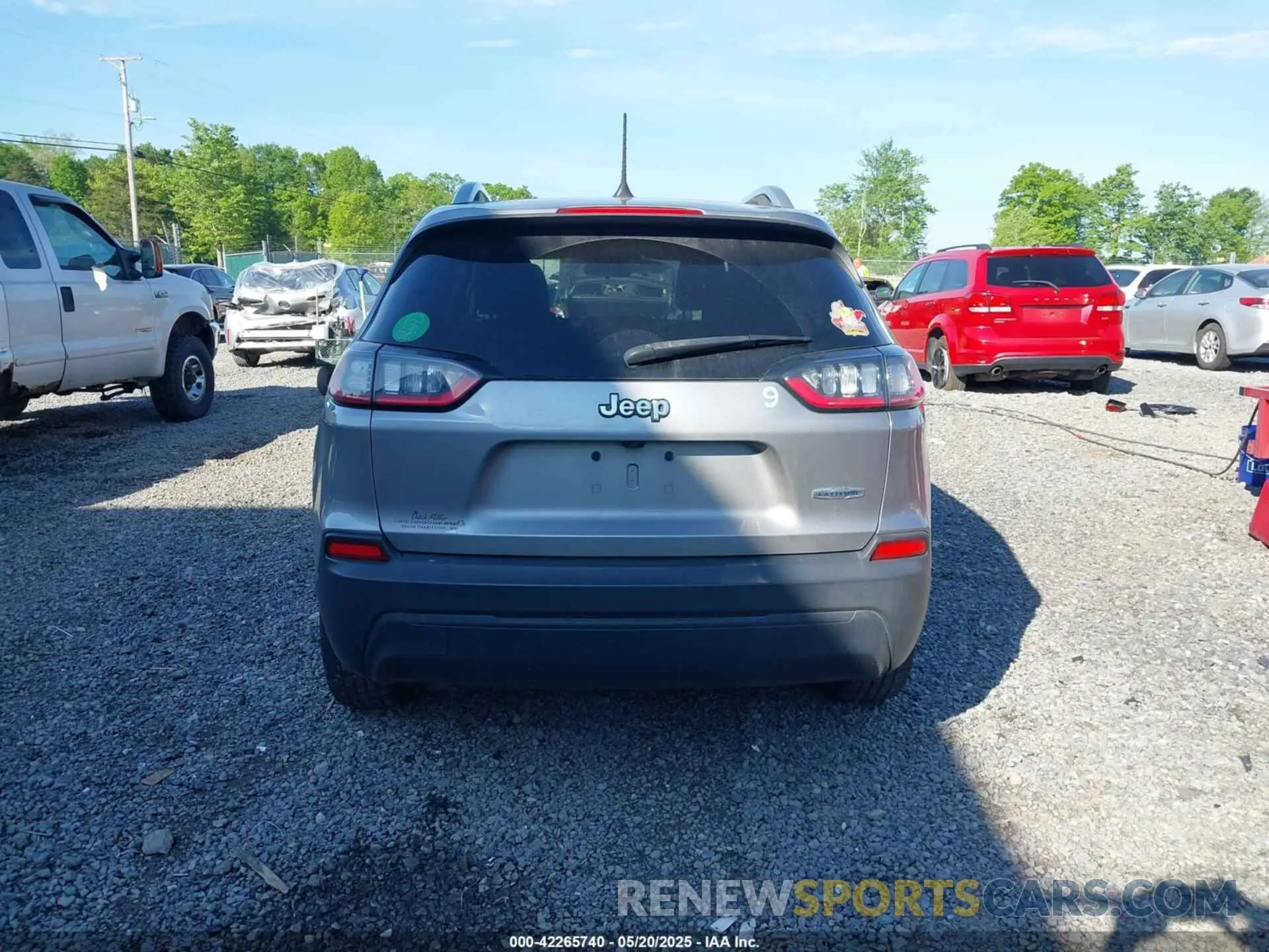 16 Photograph of a damaged car 1C4PJLCB2KD285726 JEEP CHEROKEE 2019