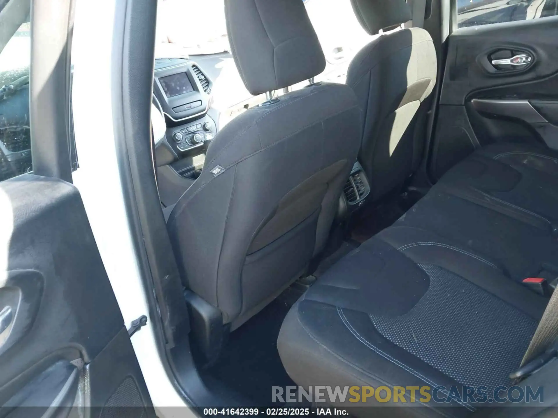 8 Фотография поврежденного автомобиля 1C4PJLCB3KD109669 JEEP CHEROKEE 2019