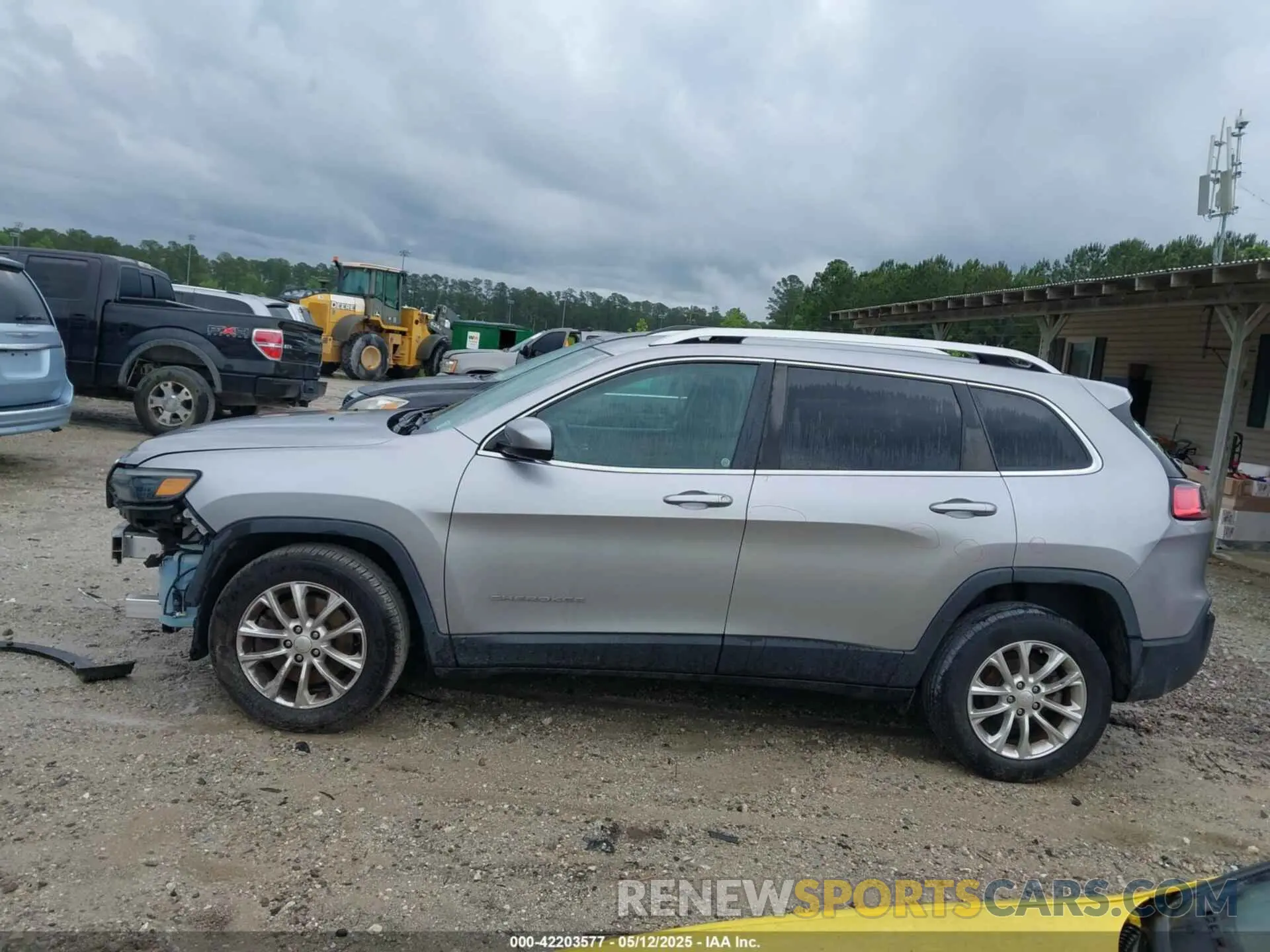 14 Photograph of a damaged car 1C4PJLCB3KD145135 JEEP CHEROKEE 2019