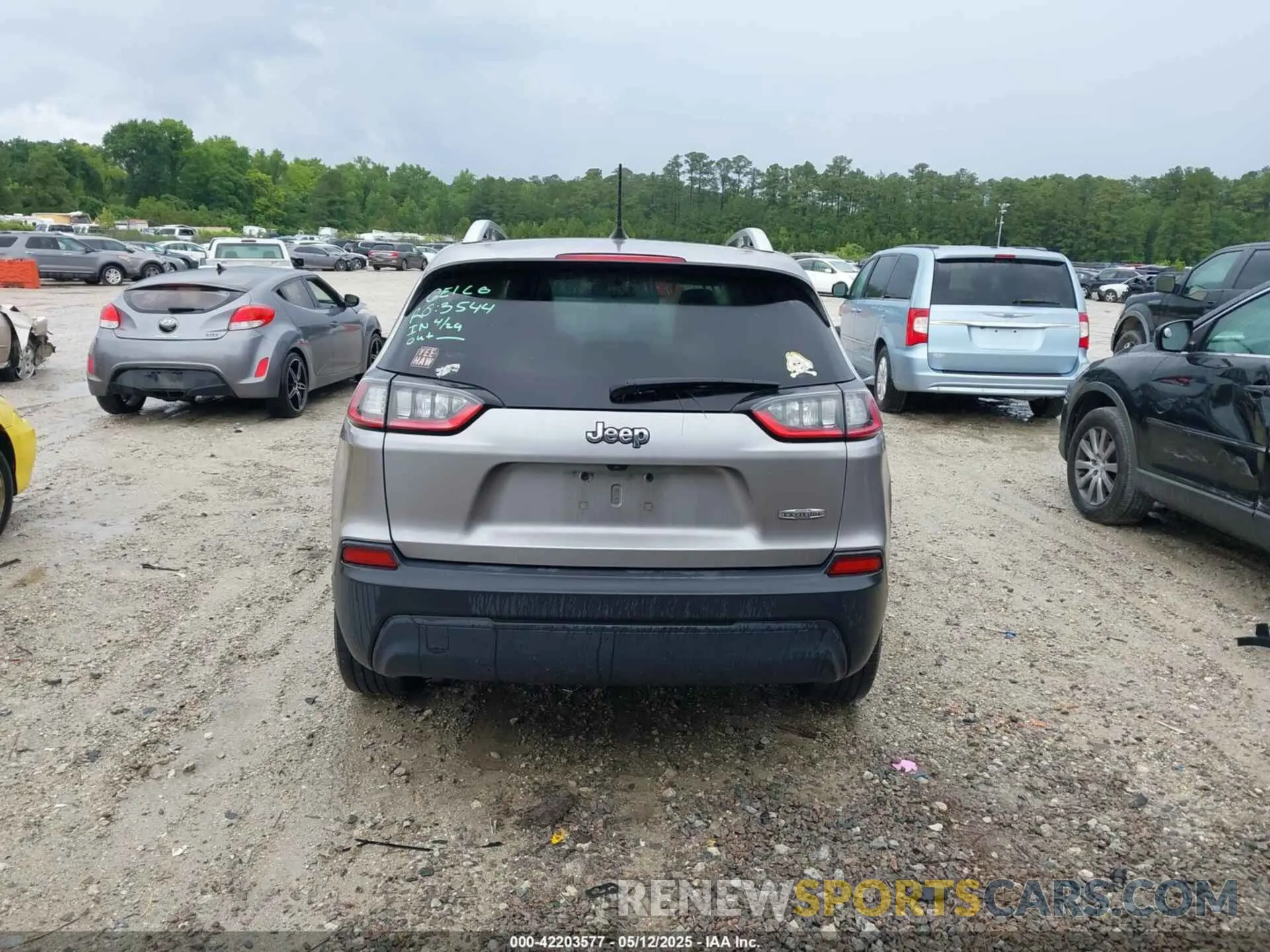 16 Photograph of a damaged car 1C4PJLCB3KD145135 JEEP CHEROKEE 2019