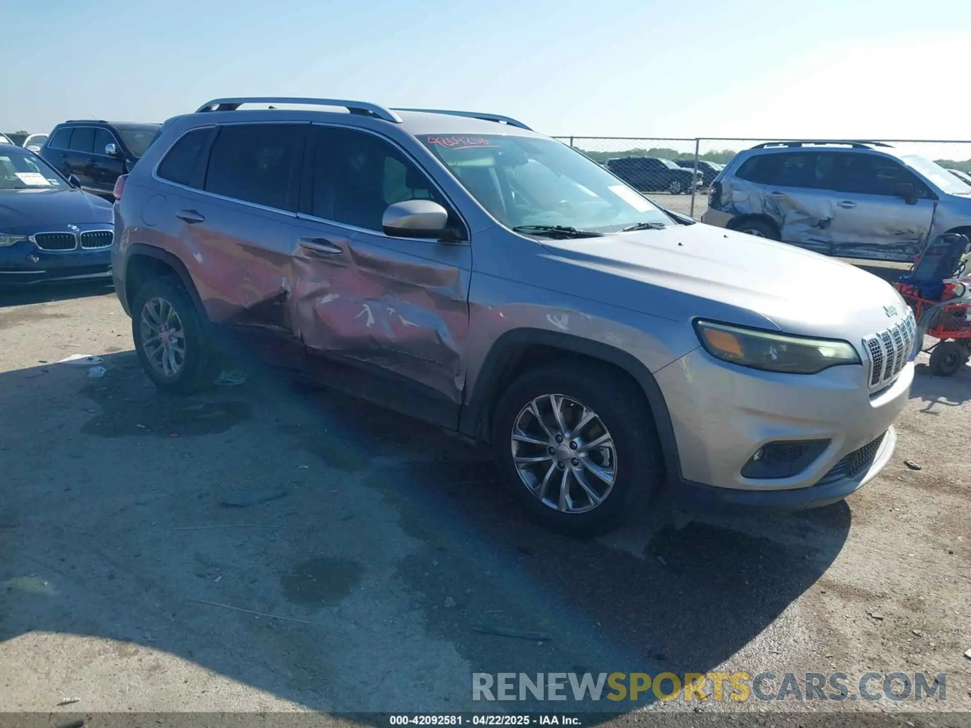 1 Фотография поврежденного автомобиля 1C4PJLCB3KD175557 JEEP CHEROKEE 2019