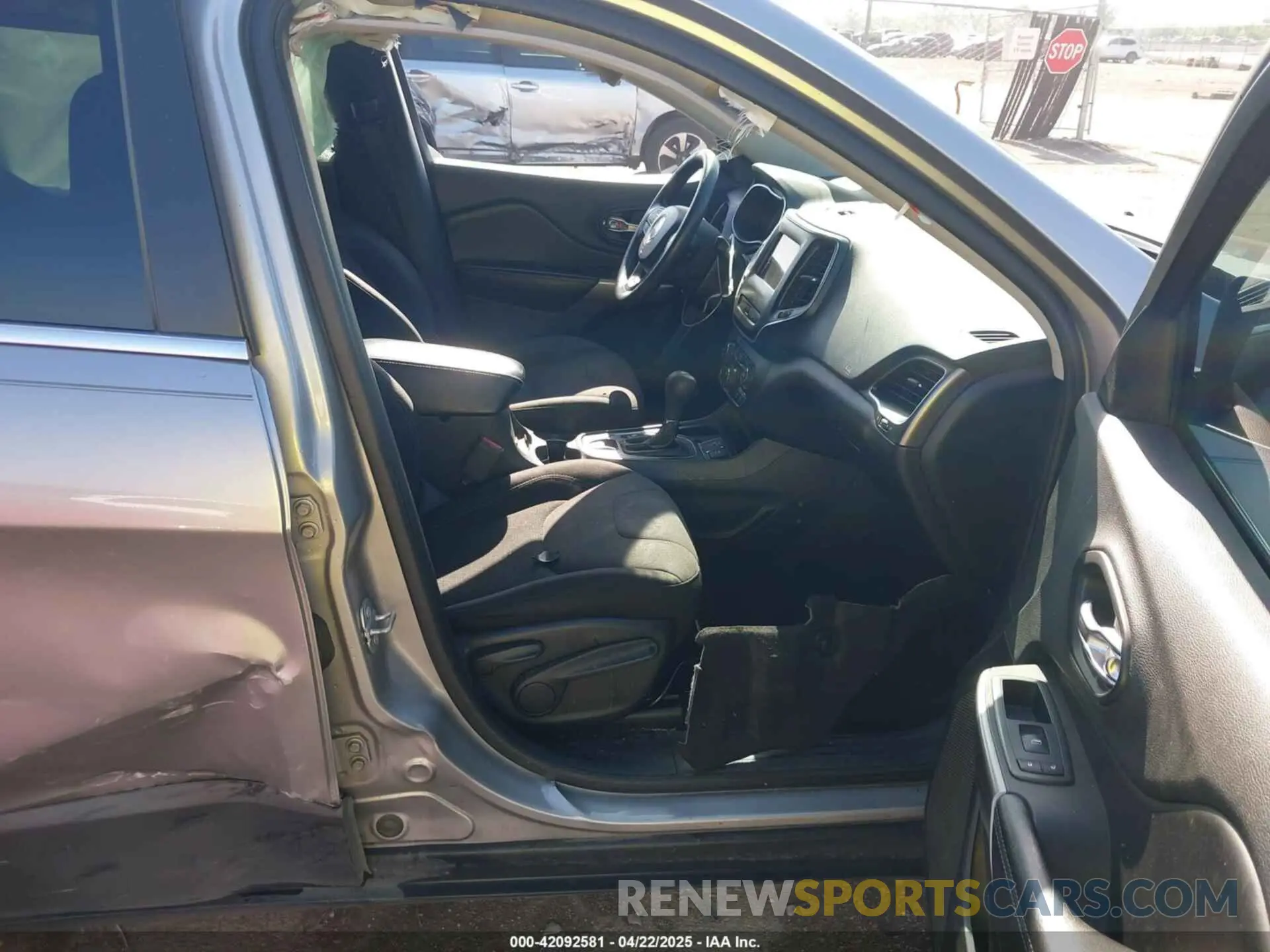 5 Фотография поврежденного автомобиля 1C4PJLCB3KD175557 JEEP CHEROKEE 2019