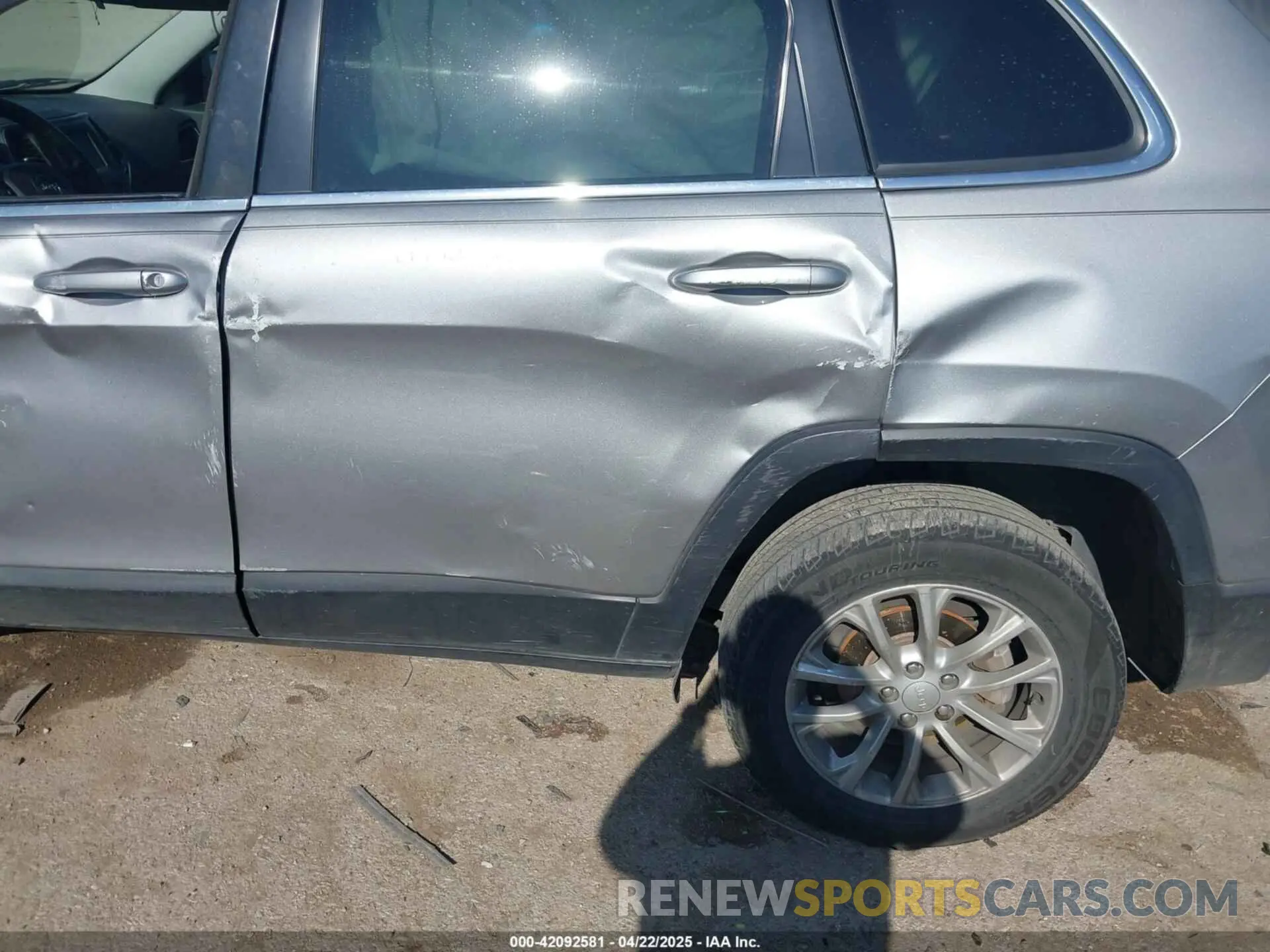6 Фотография поврежденного автомобиля 1C4PJLCB3KD175557 JEEP CHEROKEE 2019