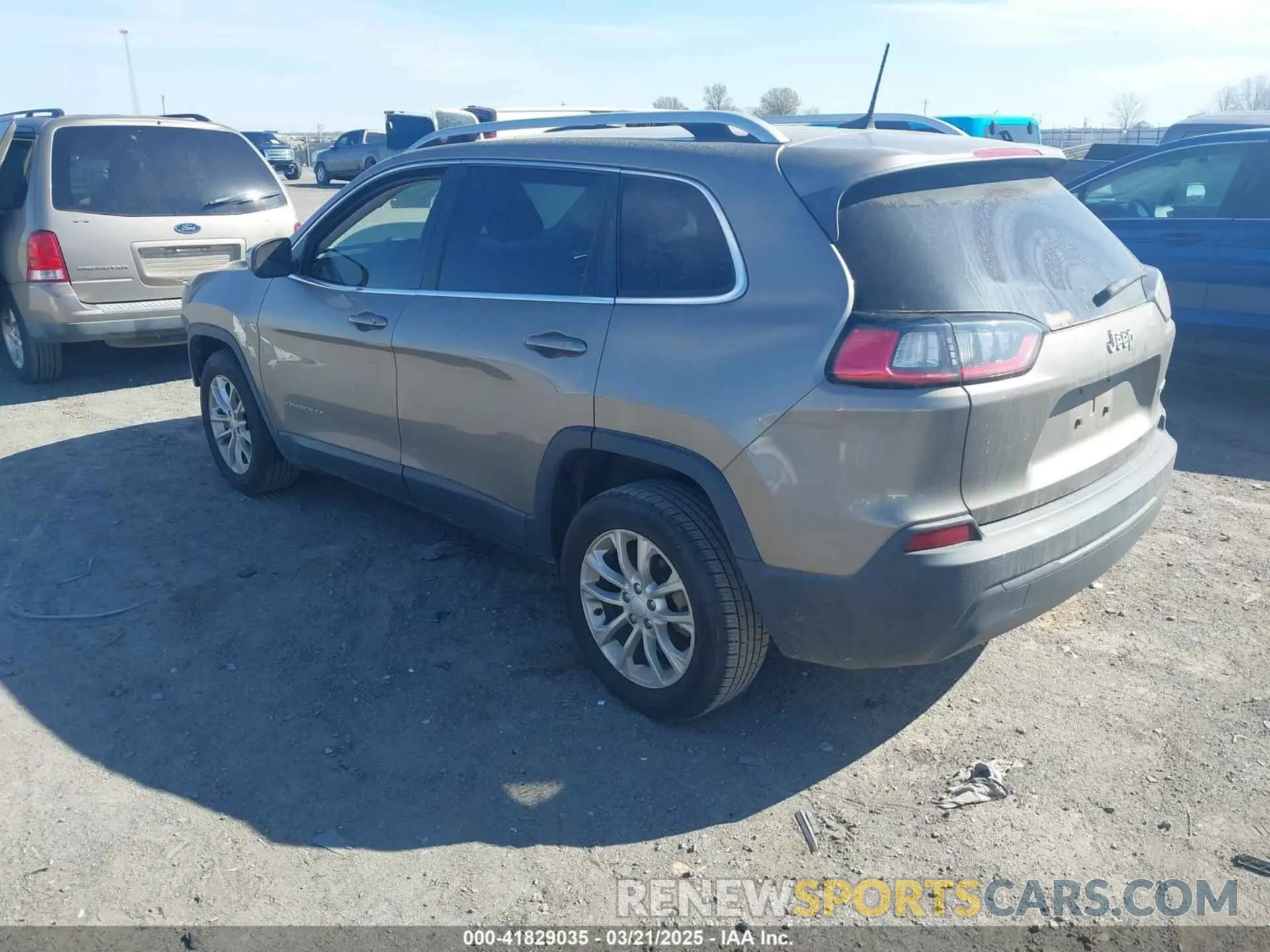 3 Photograph of a damaged car 1C4PJLCB4KD175809 JEEP CHEROKEE 2019