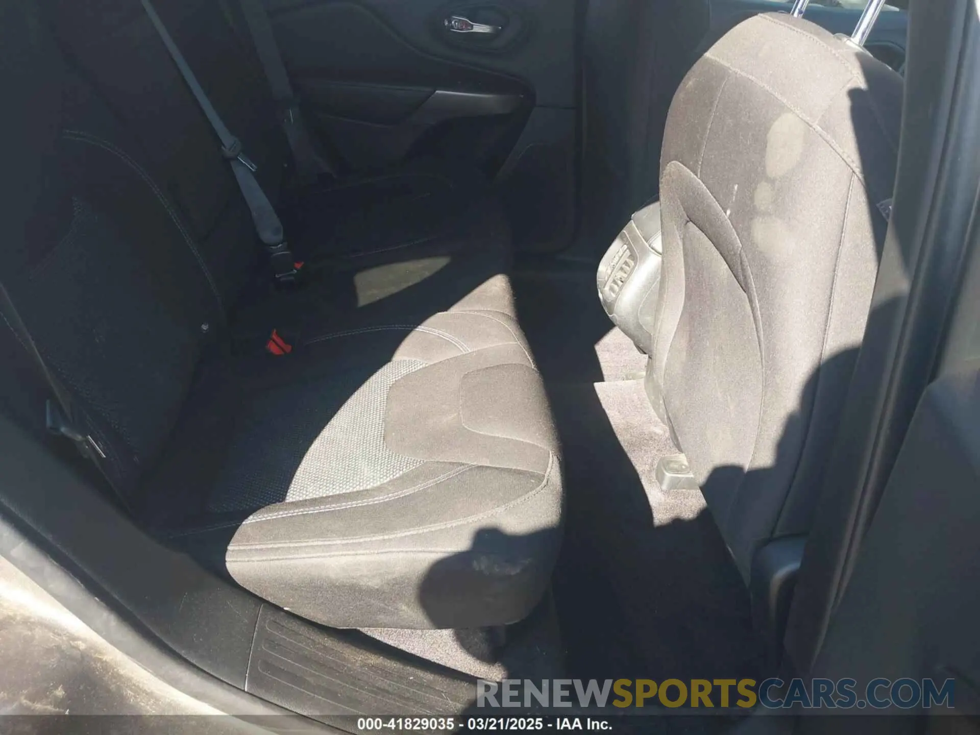 8 Photograph of a damaged car 1C4PJLCB4KD175809 JEEP CHEROKEE 2019