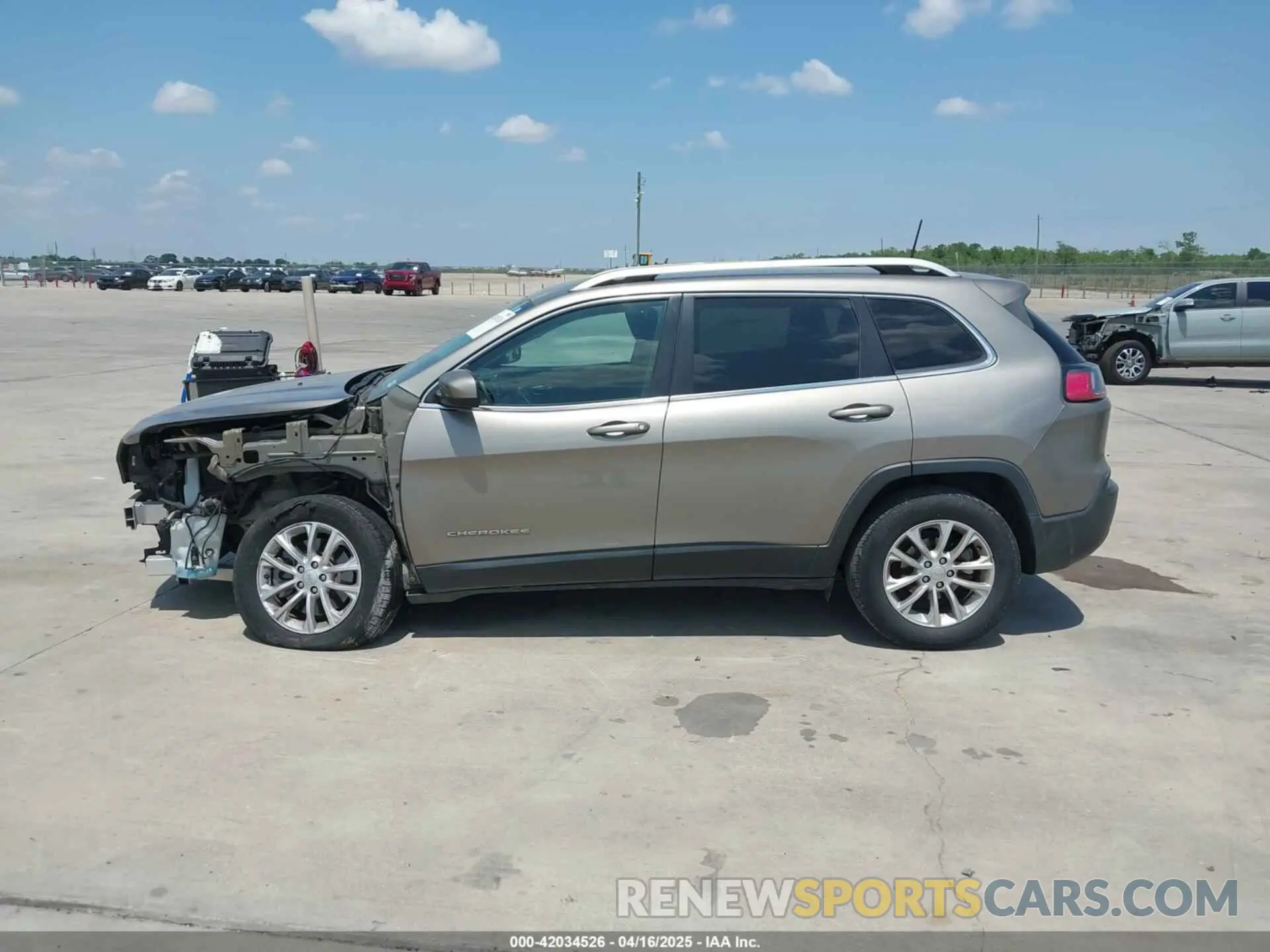 14 Photograph of a damaged car 1C4PJLCB5KD327631 JEEP CHEROKEE 2019