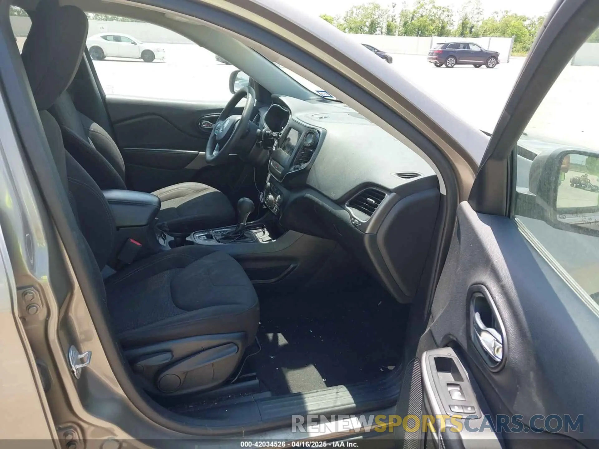 5 Photograph of a damaged car 1C4PJLCB5KD327631 JEEP CHEROKEE 2019