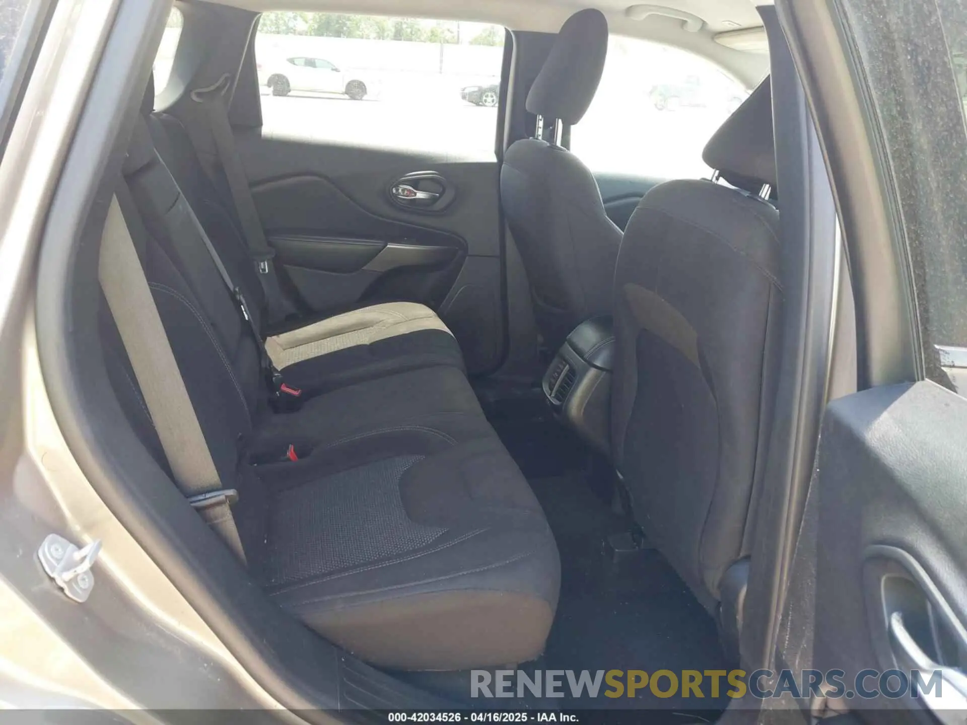 8 Photograph of a damaged car 1C4PJLCB5KD327631 JEEP CHEROKEE 2019