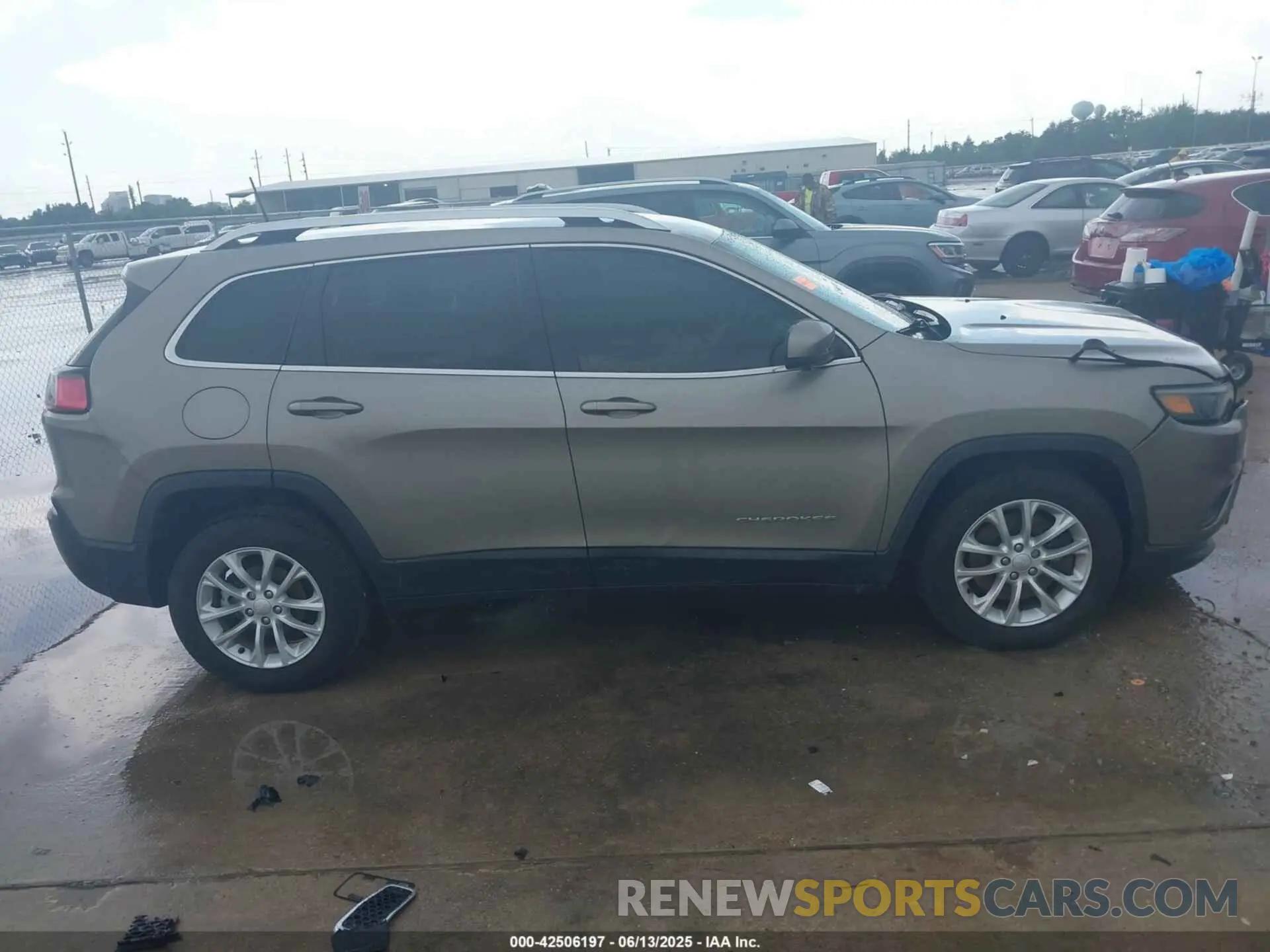 13 Photograph of a damaged car 1C4PJLCB5KD358412 JEEP CHEROKEE 2019