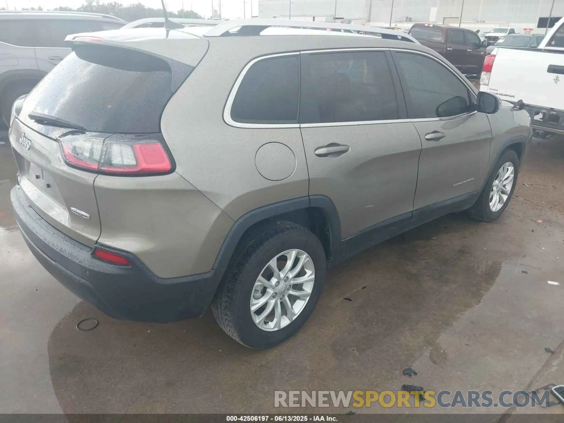 4 Photograph of a damaged car 1C4PJLCB5KD358412 JEEP CHEROKEE 2019