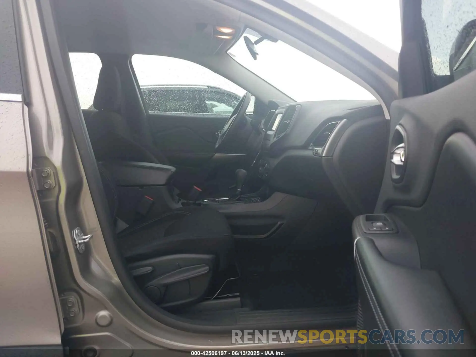 5 Photograph of a damaged car 1C4PJLCB5KD358412 JEEP CHEROKEE 2019