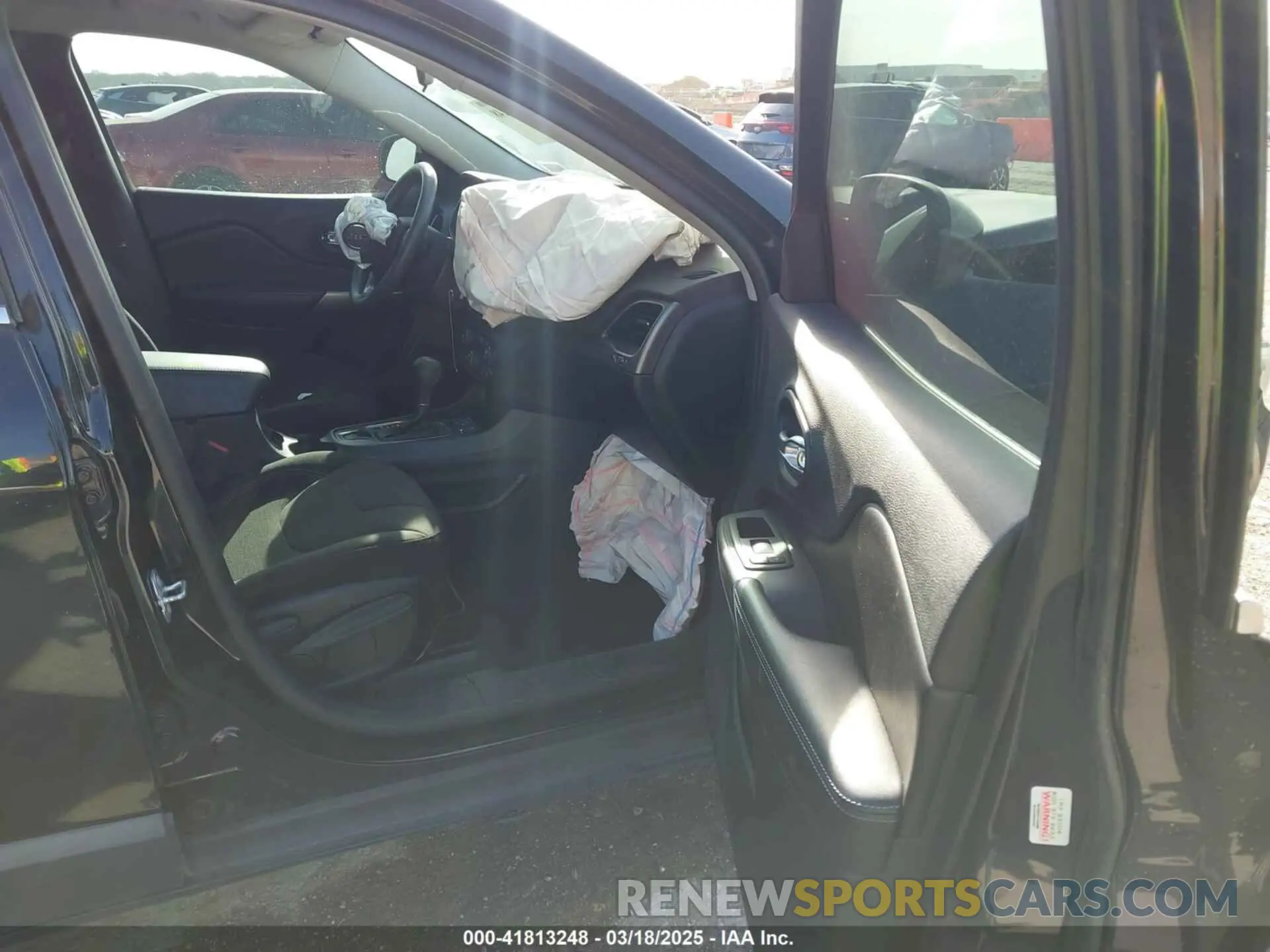 5 Photograph of a damaged car 1C4PJLCB7KD331955 JEEP CHEROKEE 2019